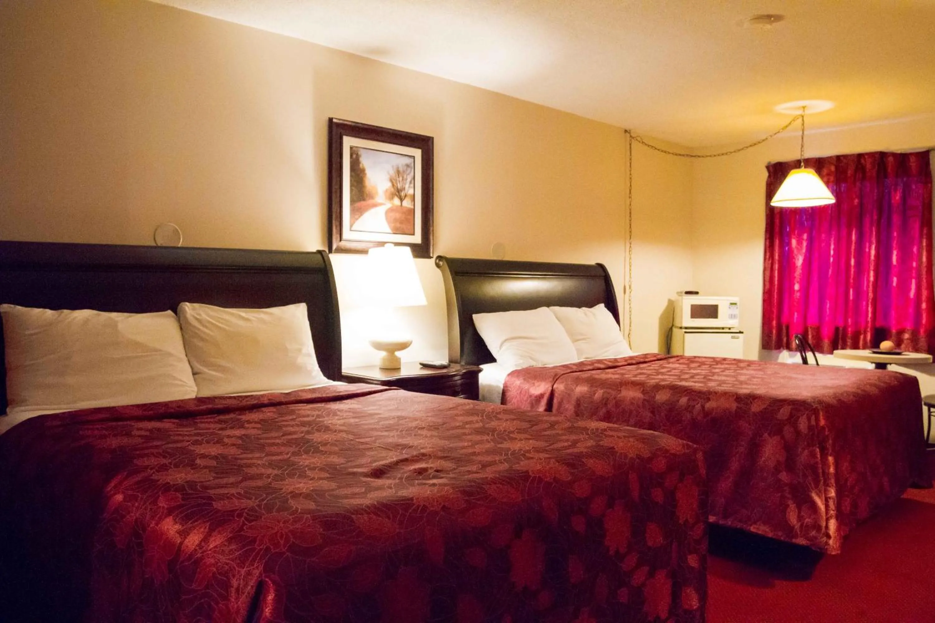 Photo of the whole room in Niagara Falls Motor Lodge