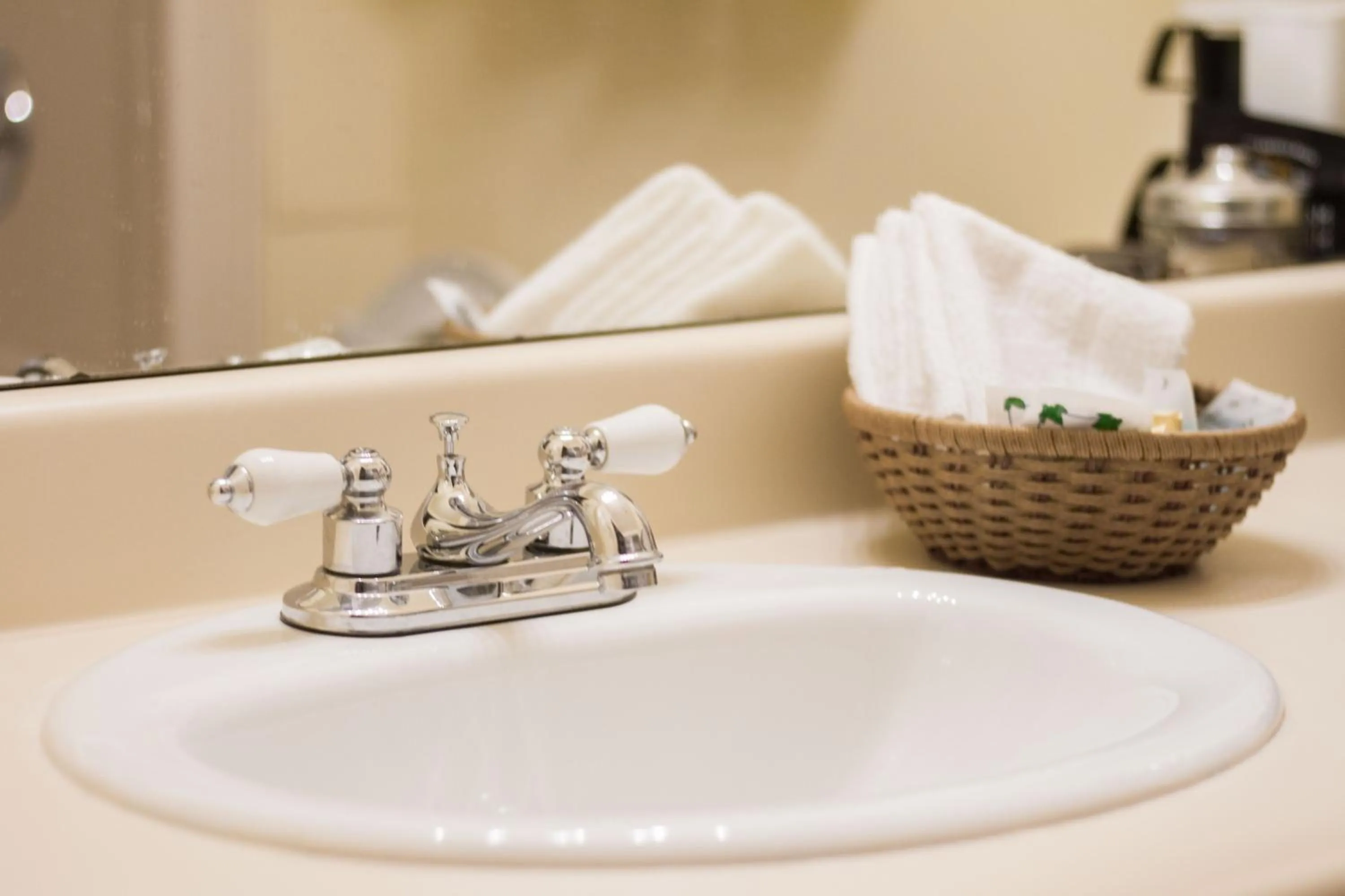 Bathroom in Niagara Falls Motor Lodge