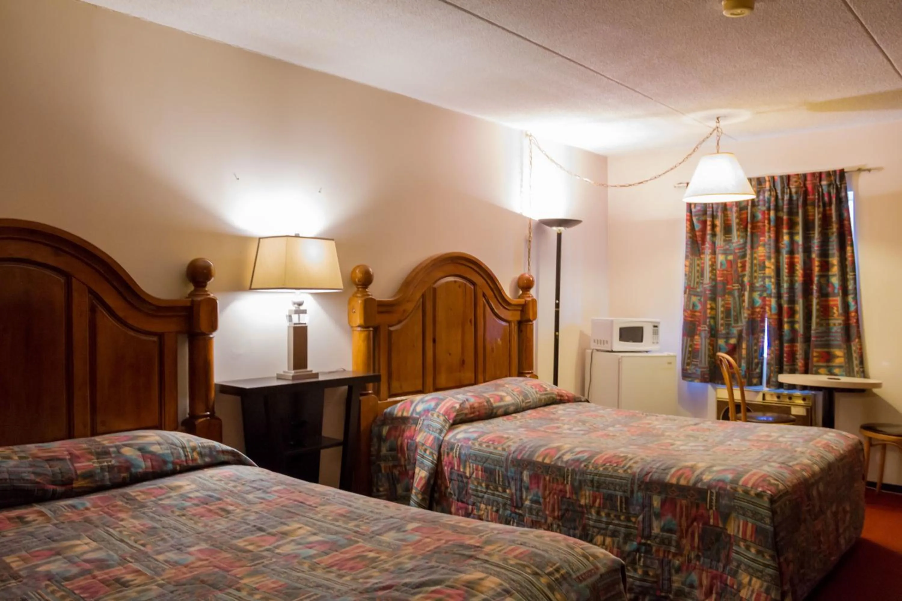 Bed in Niagara Falls Motor Lodge