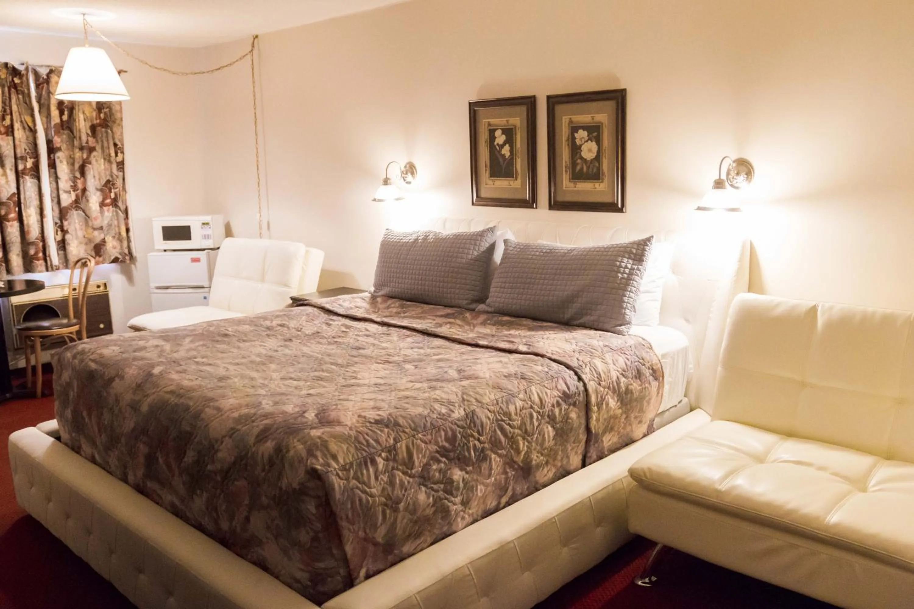 Photo of the whole room in Niagara Falls Motor Lodge