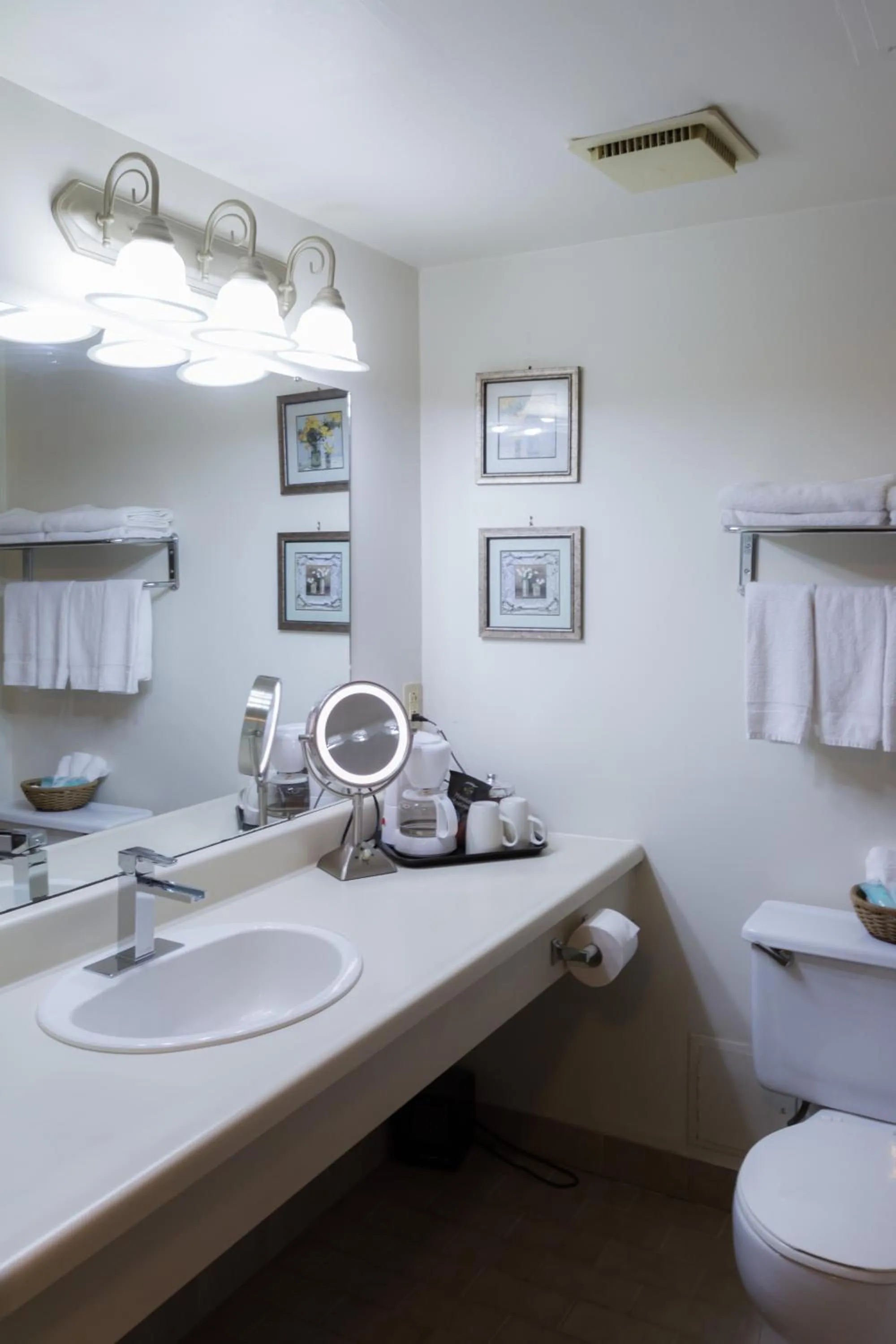 Bathroom in Niagara Falls Motor Lodge