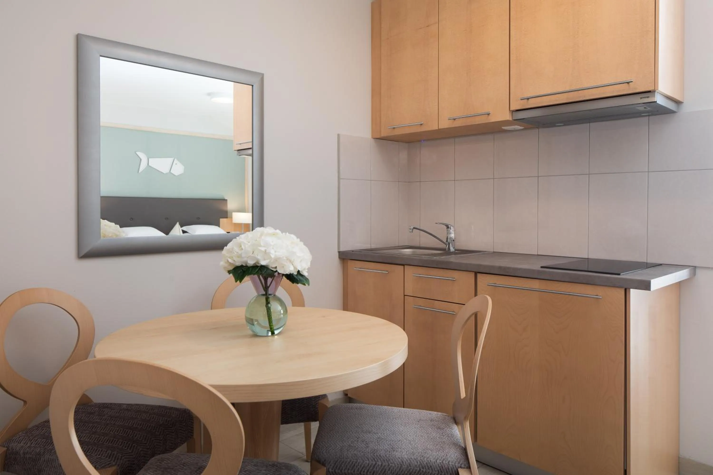 Kitchen or kitchenette in Aparthotel Flora