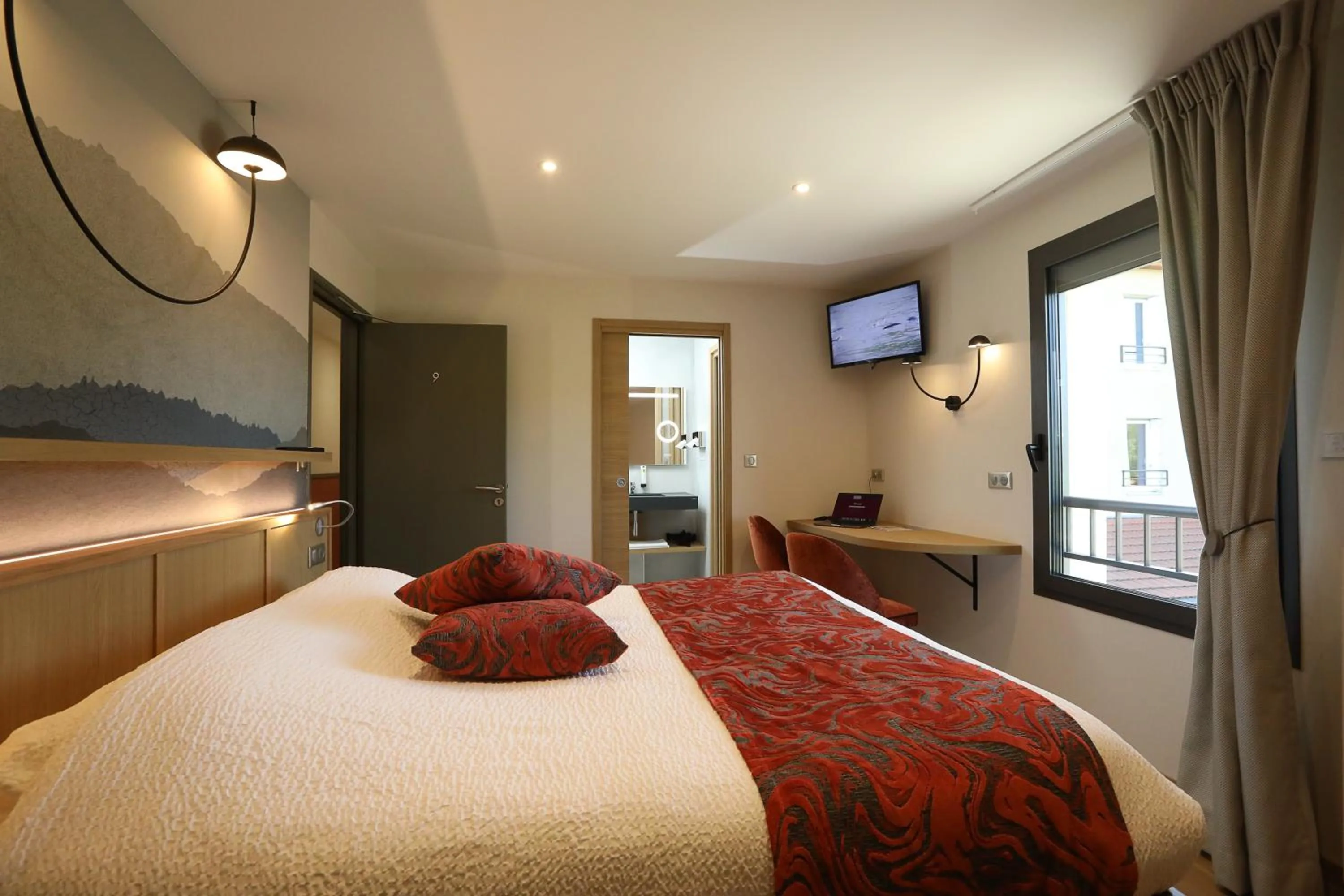 Bed in Logis Hotel Spa Restaurant Le Provence