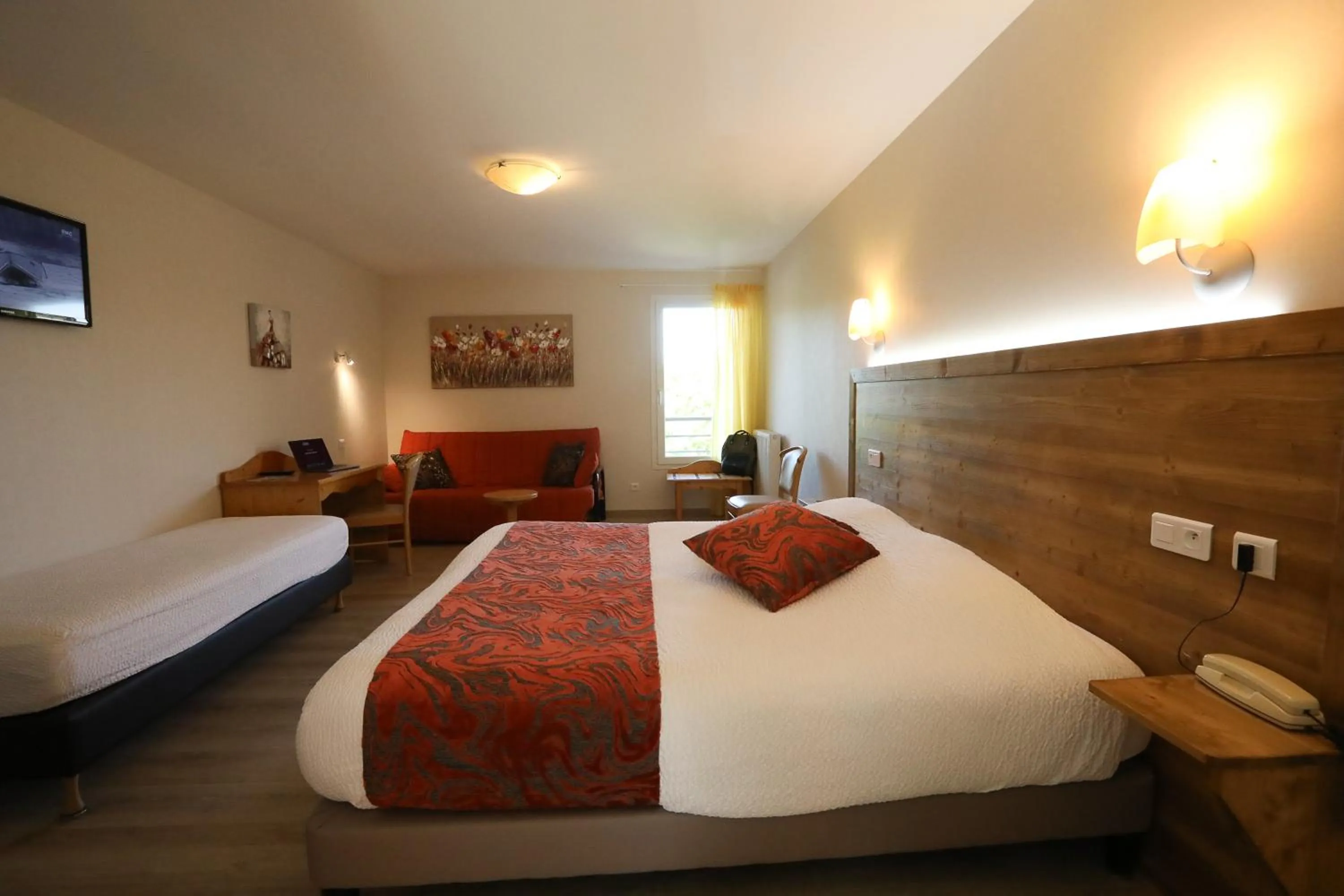 Bed in Logis Hotel Spa Restaurant Le Provence