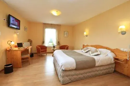 Superior King Room in Logis Hotel Spa Restaurant Le Provence Superior King Room in Logis Hotel Spa Restaurant Le Provence