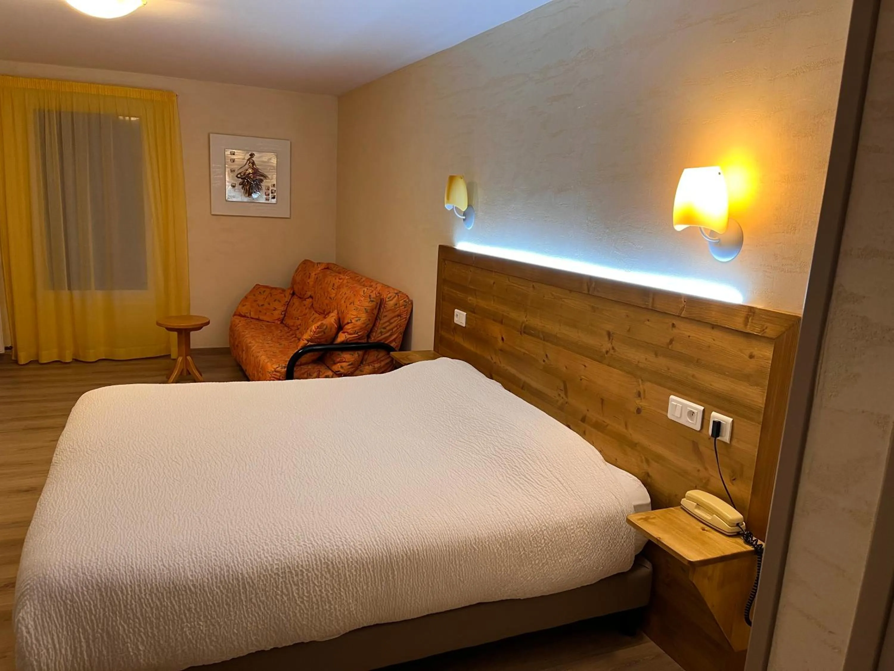 Bed in Logis Hotel Spa Restaurant Le Provence