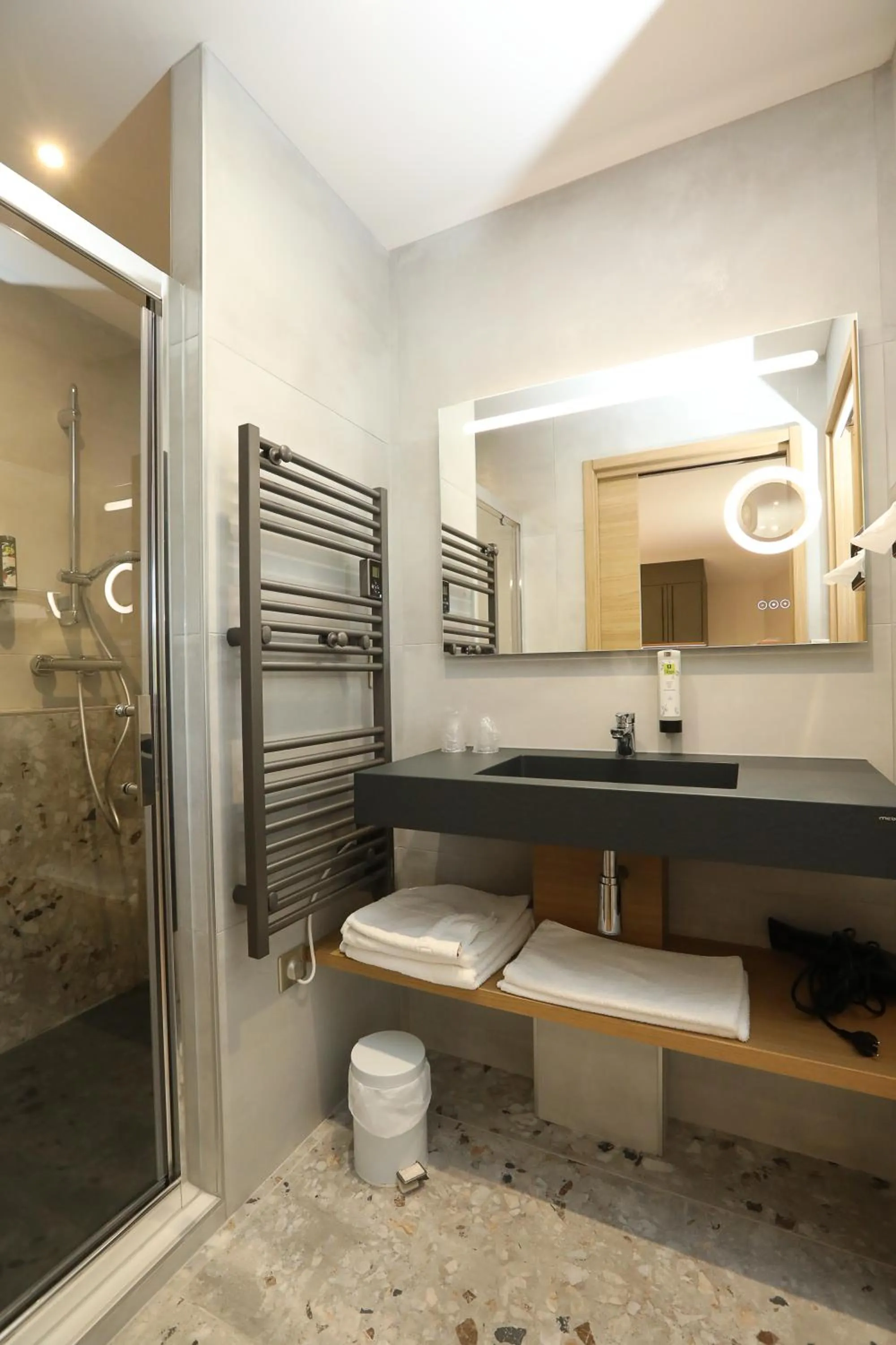 Bathroom in Logis Hotel Spa Restaurant Le Provence