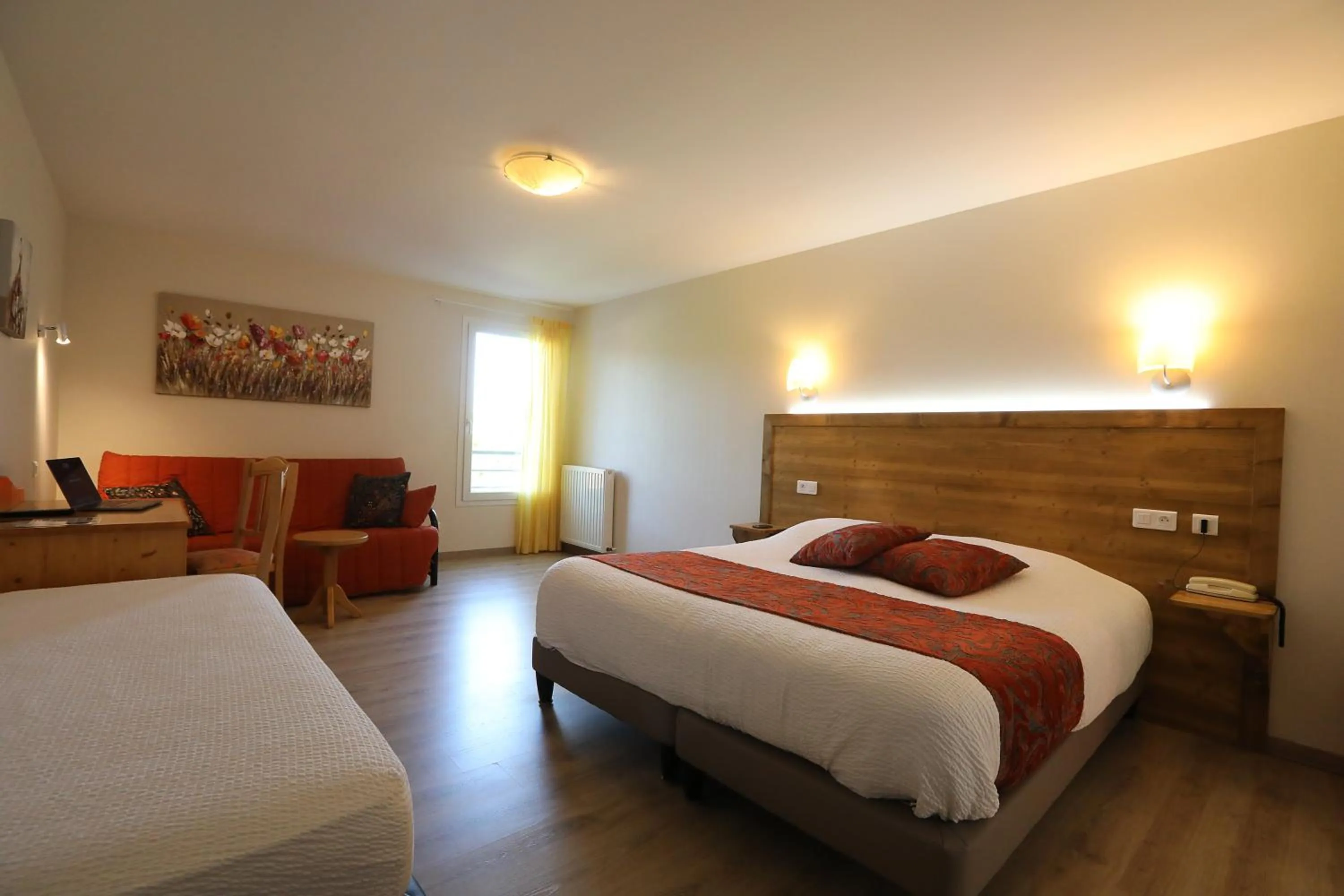 Bed in Logis Hotel Spa Restaurant Le Provence