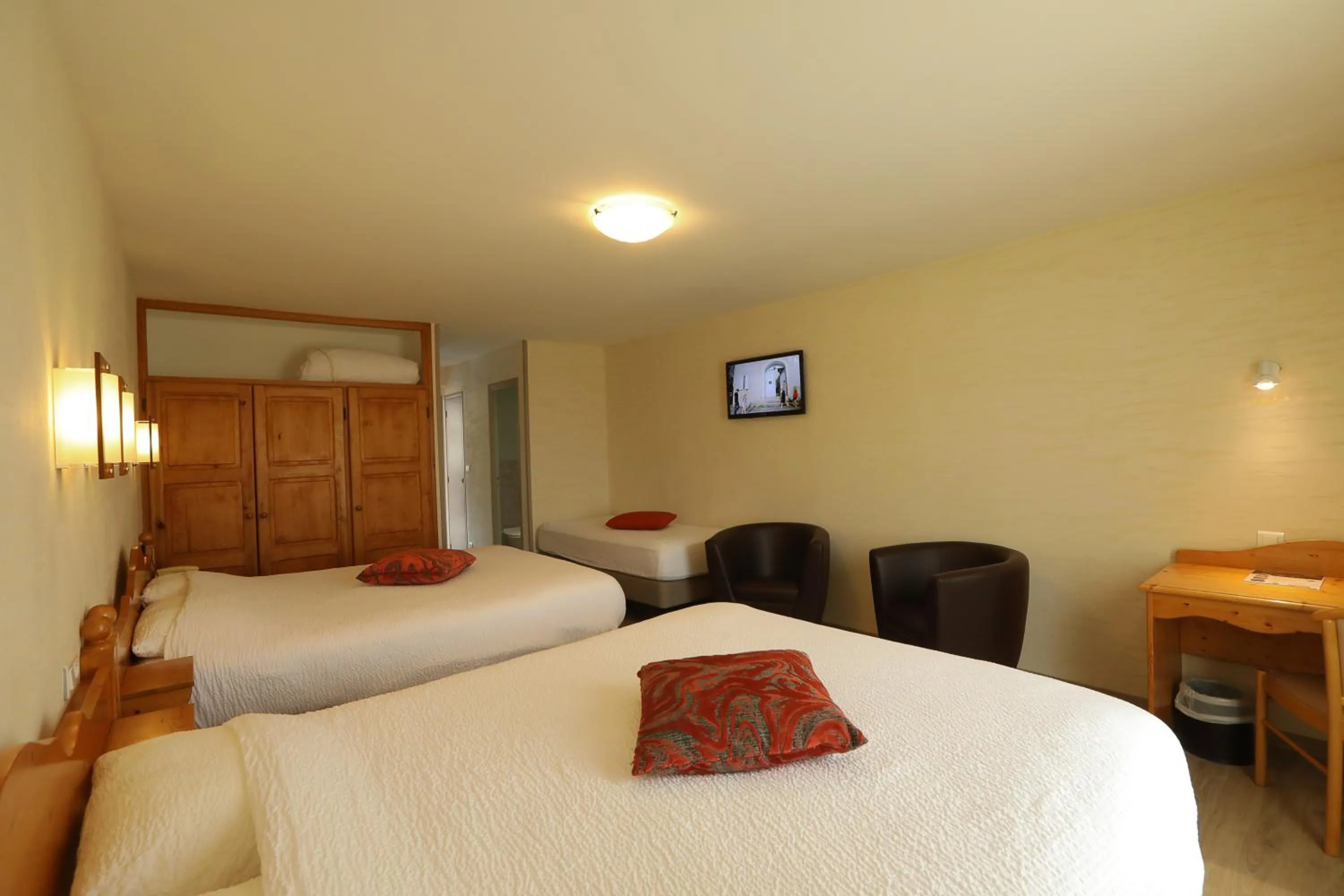 Bed in Logis Hotel Spa Restaurant Le Provence