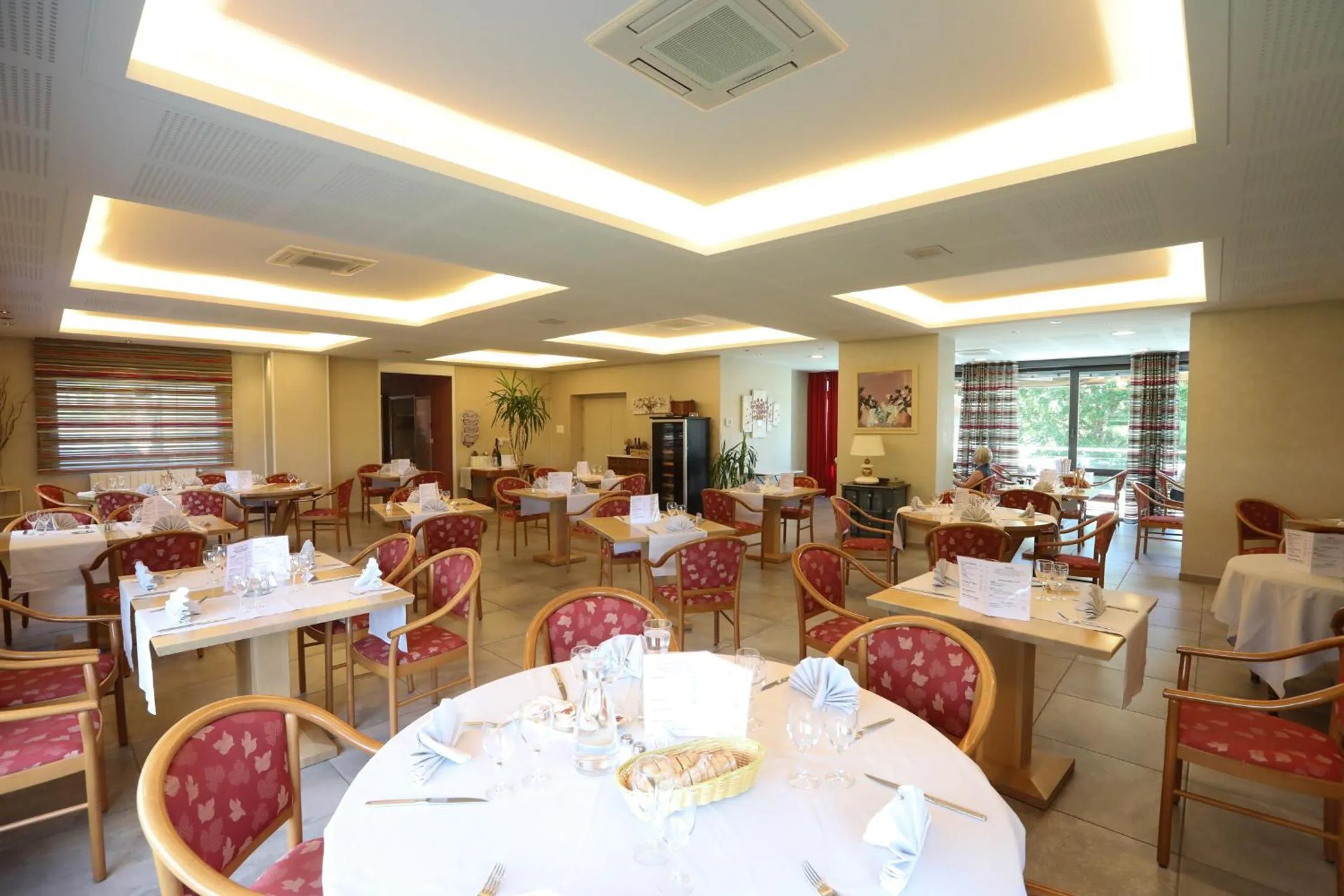 Restaurant/places to eat in Logis Hotel Spa Restaurant Le Provence