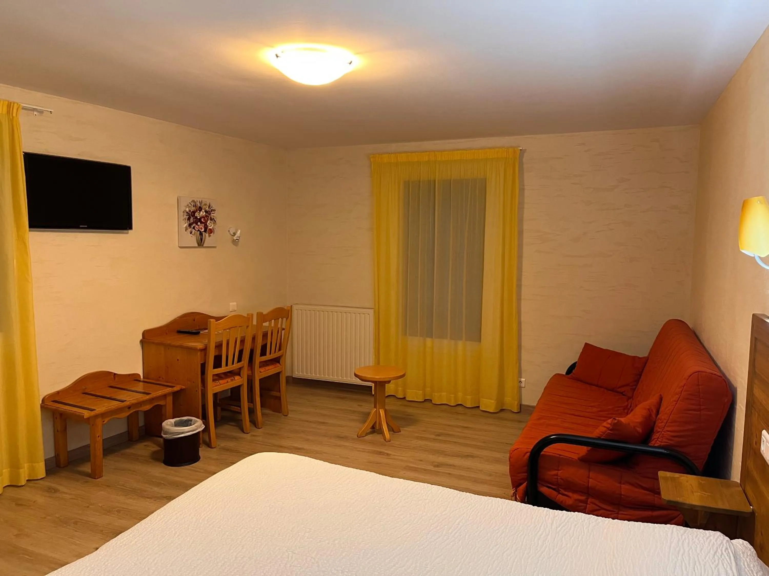 Bed in Logis Hotel Spa Restaurant Le Provence