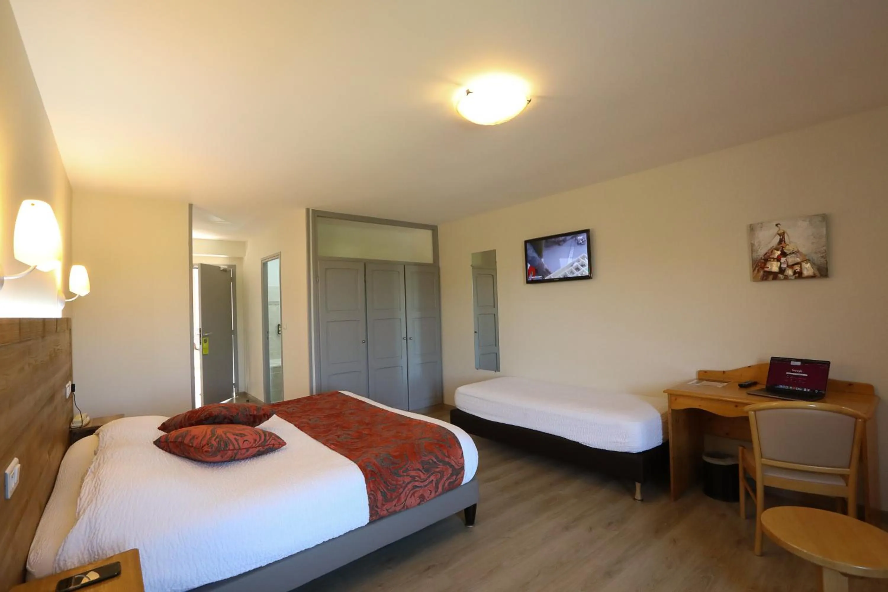 Bed in Logis Hotel Spa Restaurant Le Provence