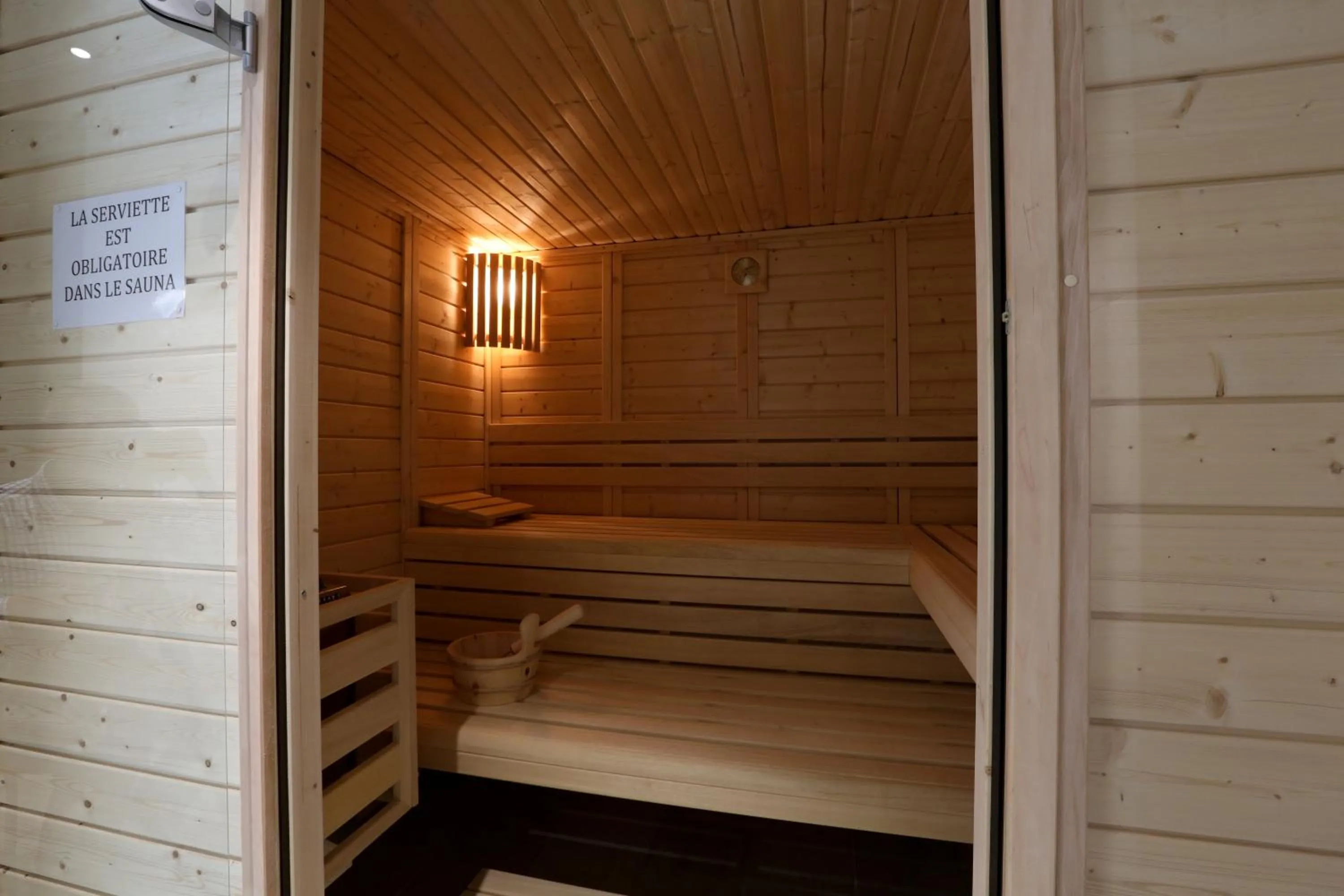 Sauna, Bed in Logis Hotel Spa Restaurant Le Provence