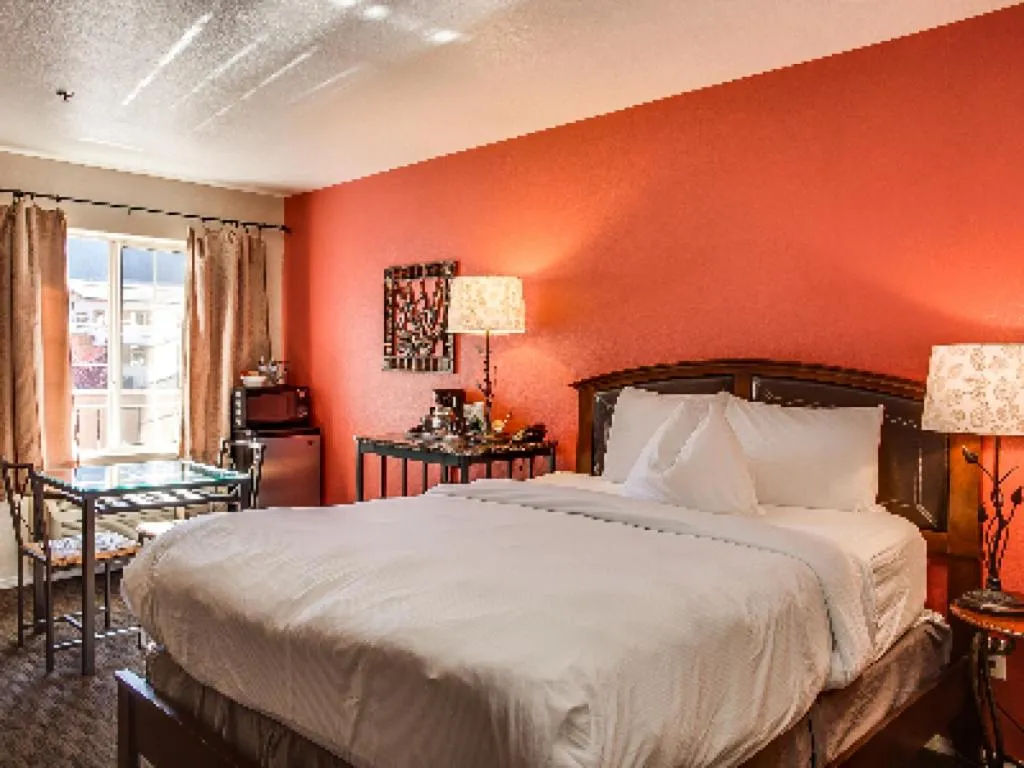 Bedroom, Bed in Leavenworth Village Inn