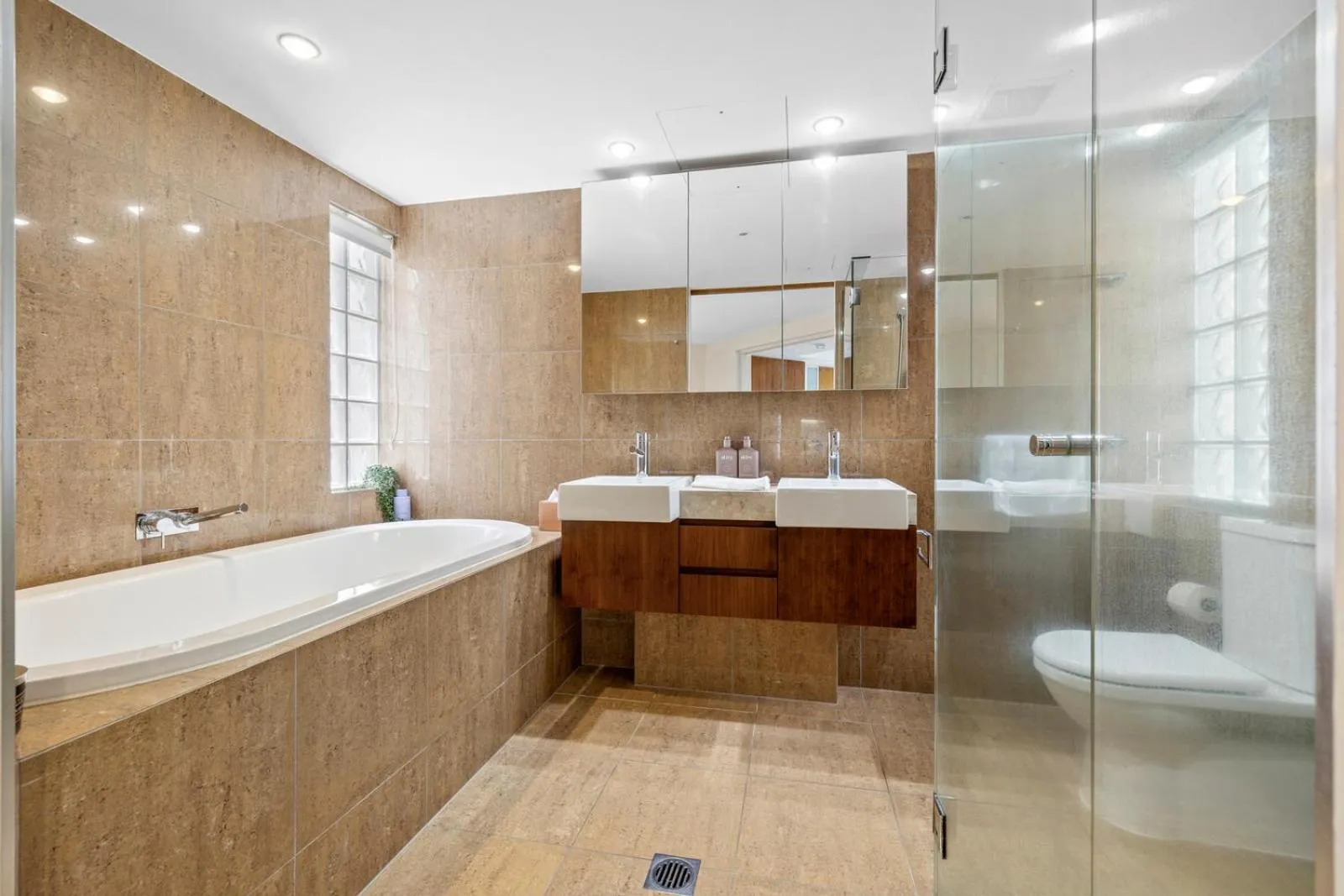 Shower in Cotton Beach Resort - Tweed Coast Holidays ®