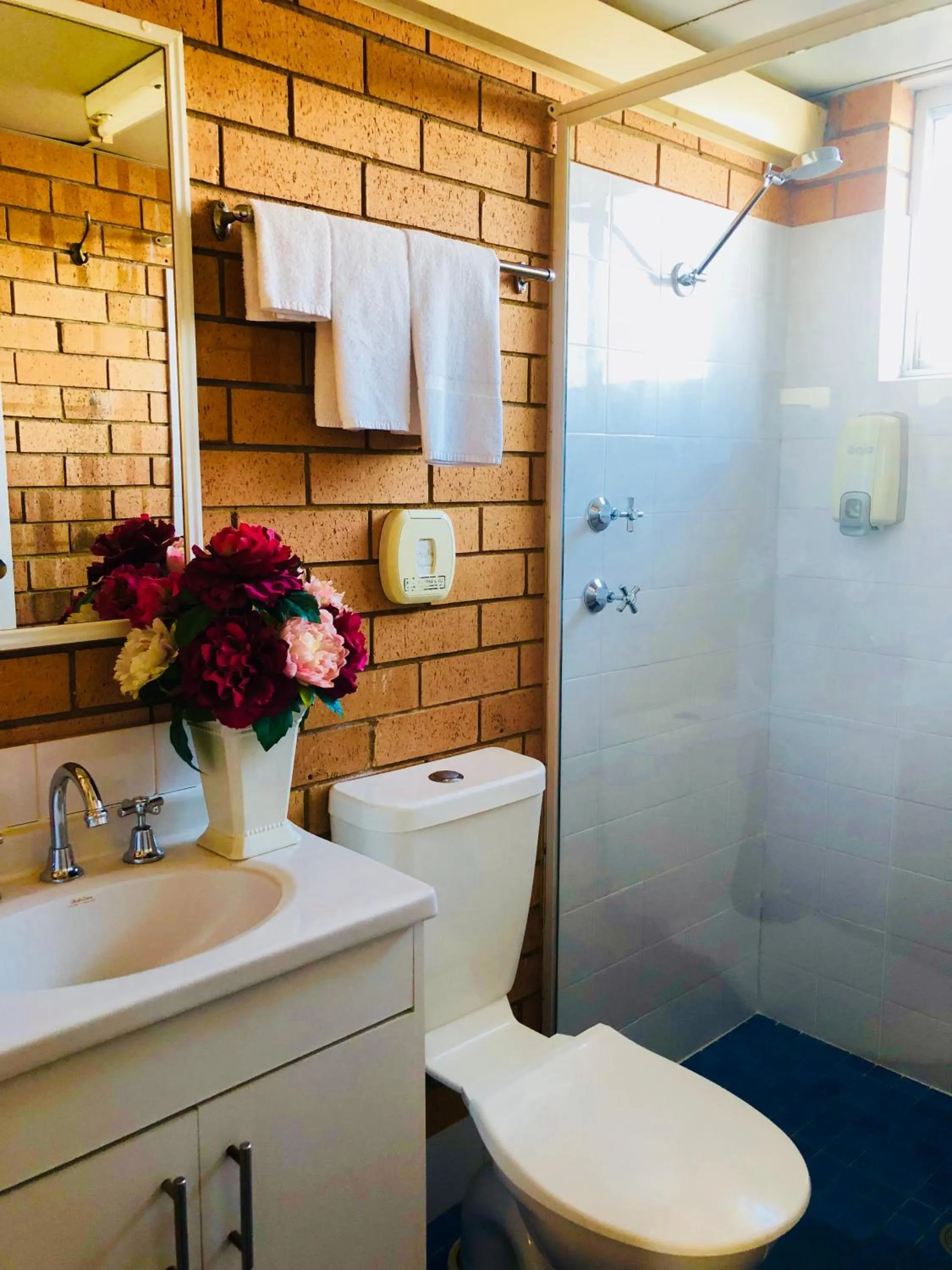 Shower in Bosuns Inn Motel