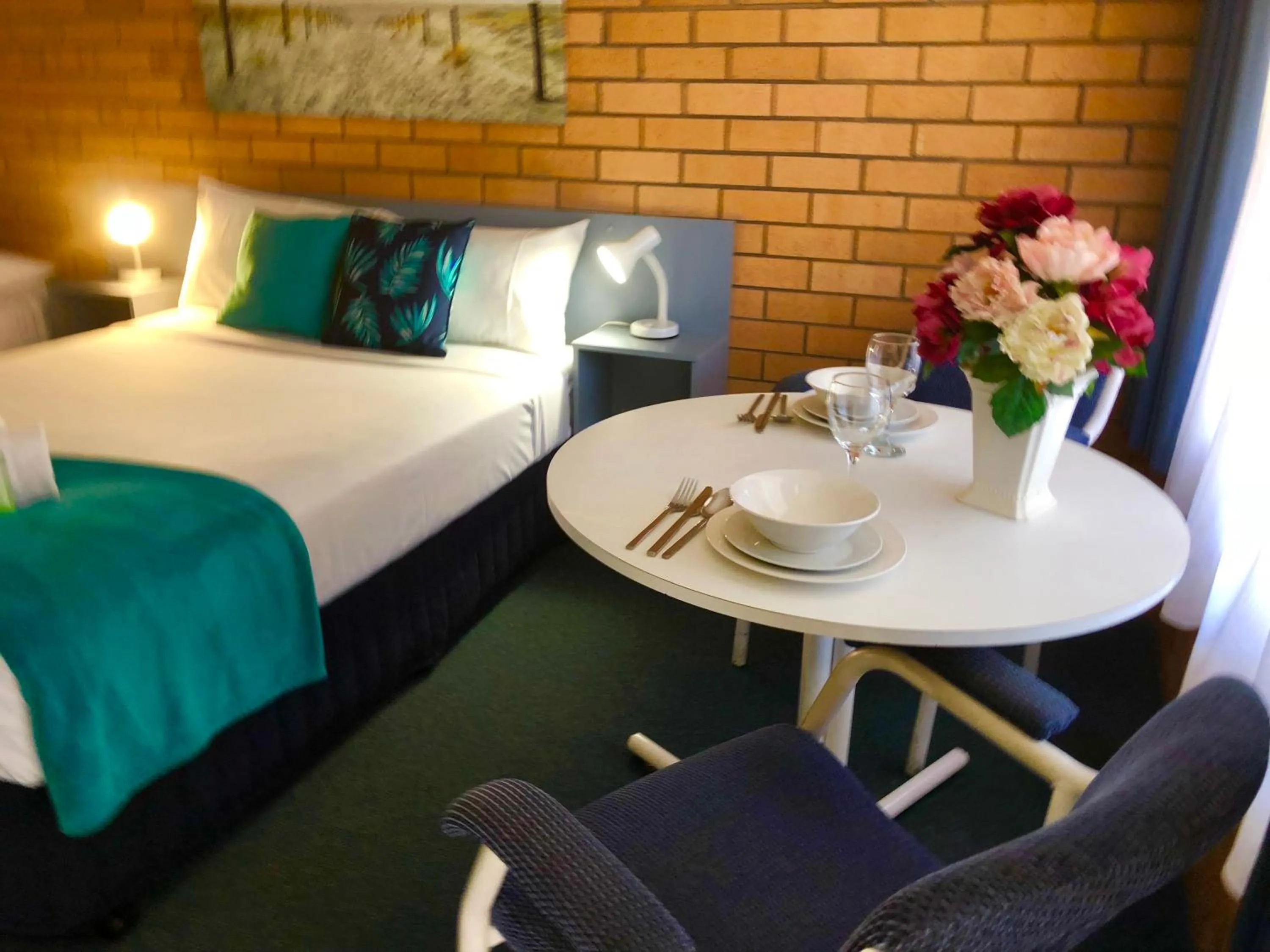 Bed in Bosuns Inn Motel