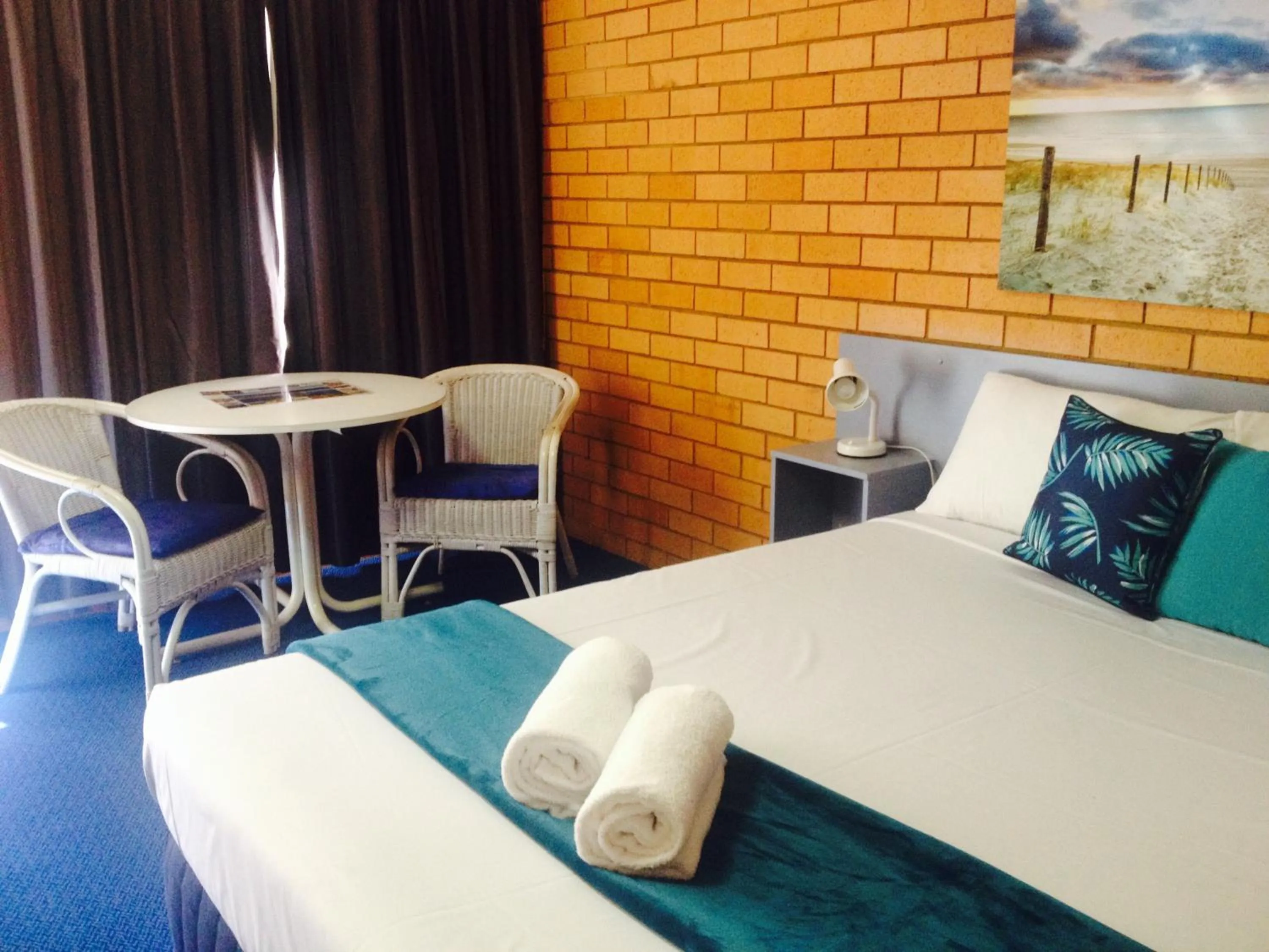 Bed in Bosuns Inn Motel