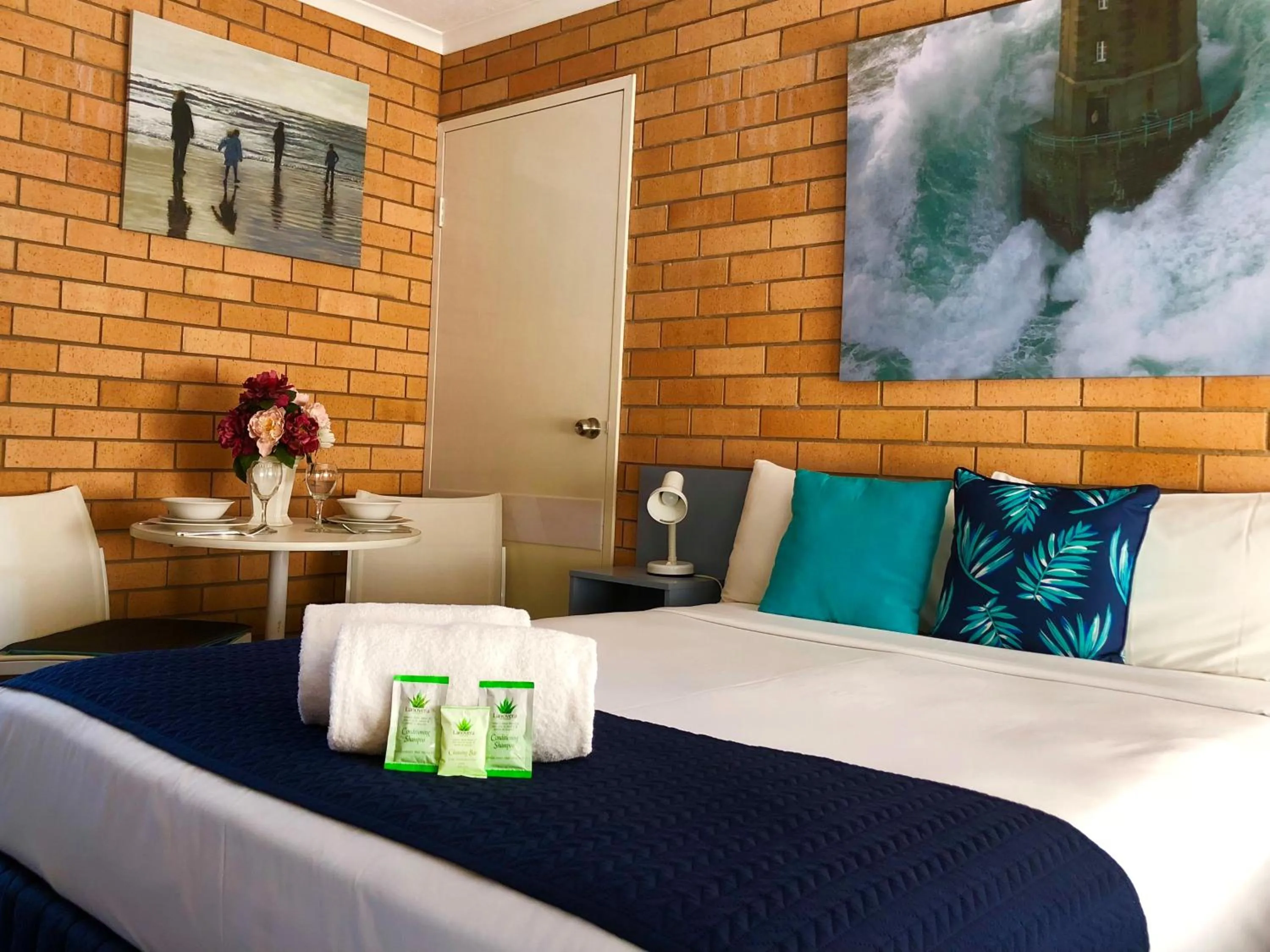 Bed in Bosuns Inn Motel