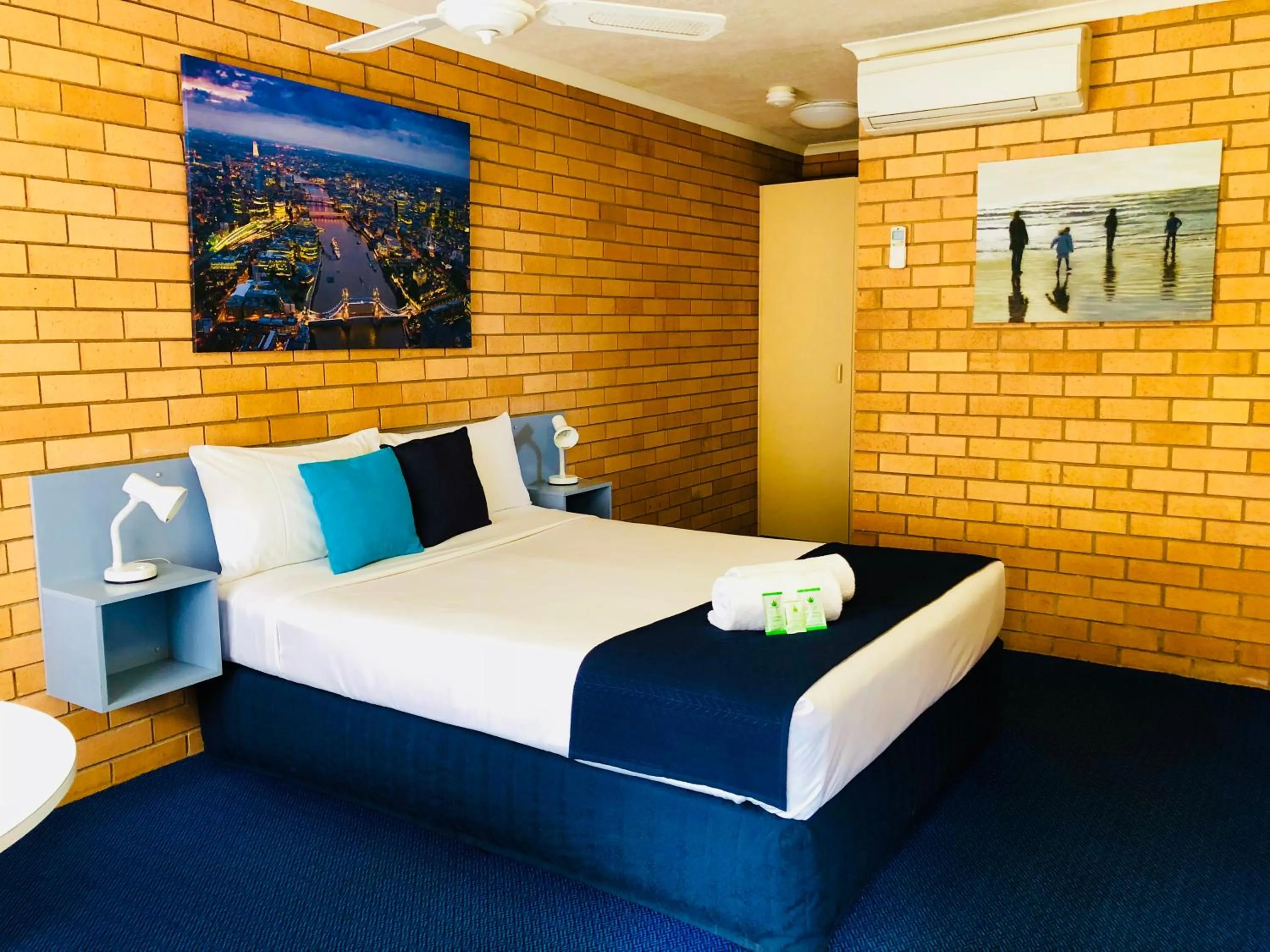 Shower, Bed in Bosuns Inn Motel