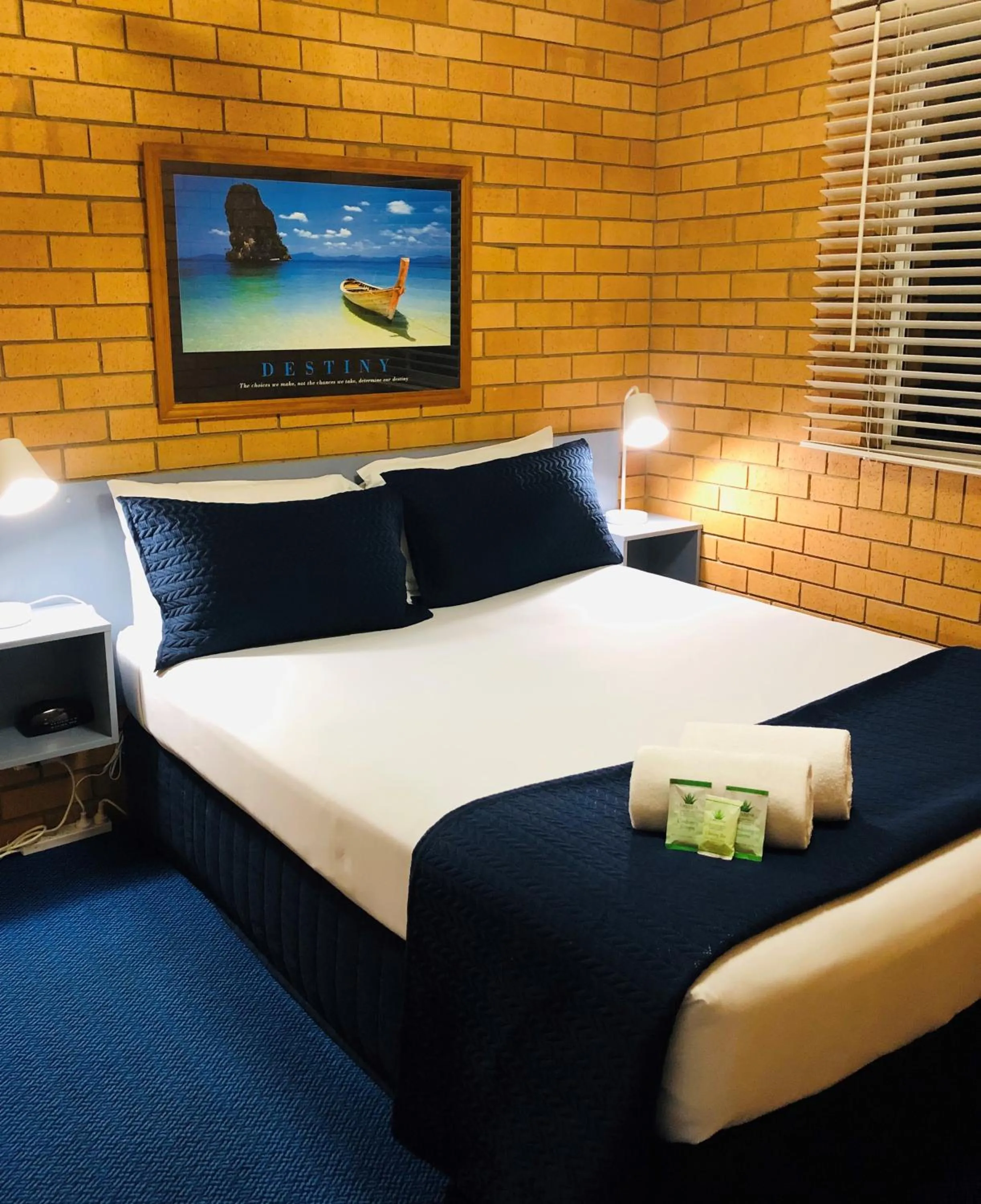 Bed in Bosuns Inn Motel