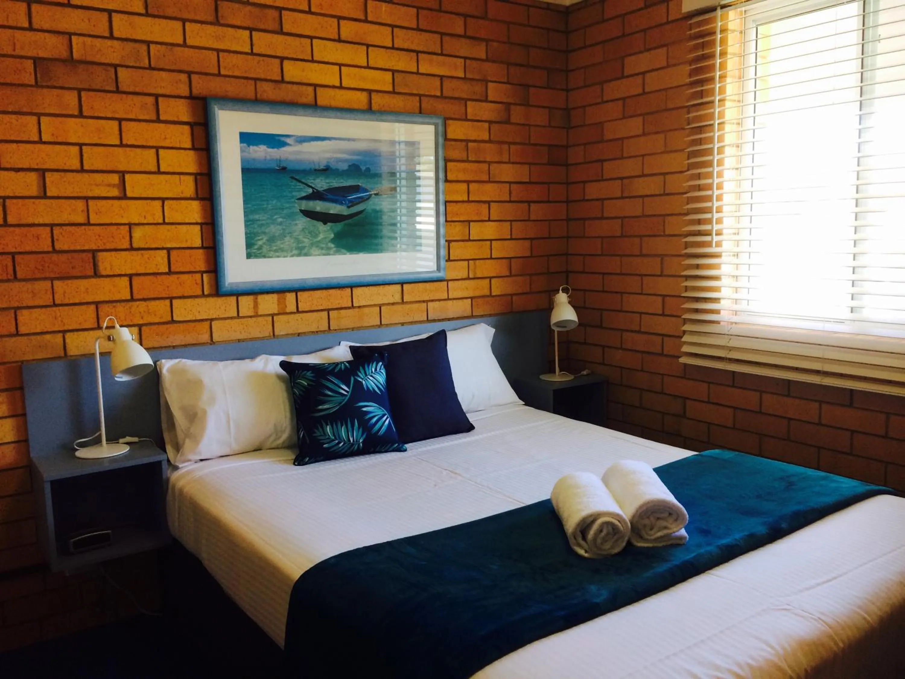 Bed in Bosuns Inn Motel