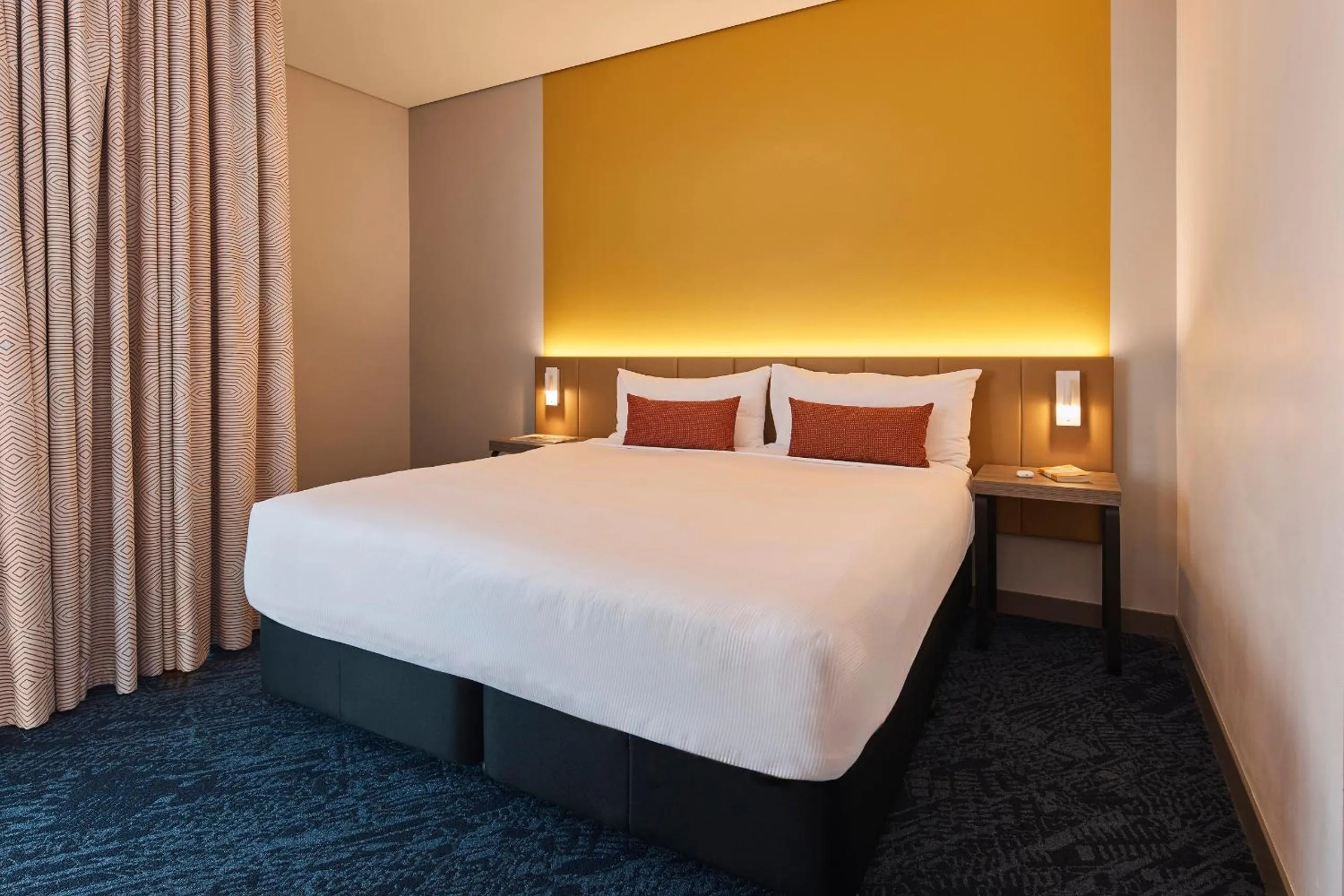 Photo of the whole room, Bed in Rydges Sydney Airport Hotel