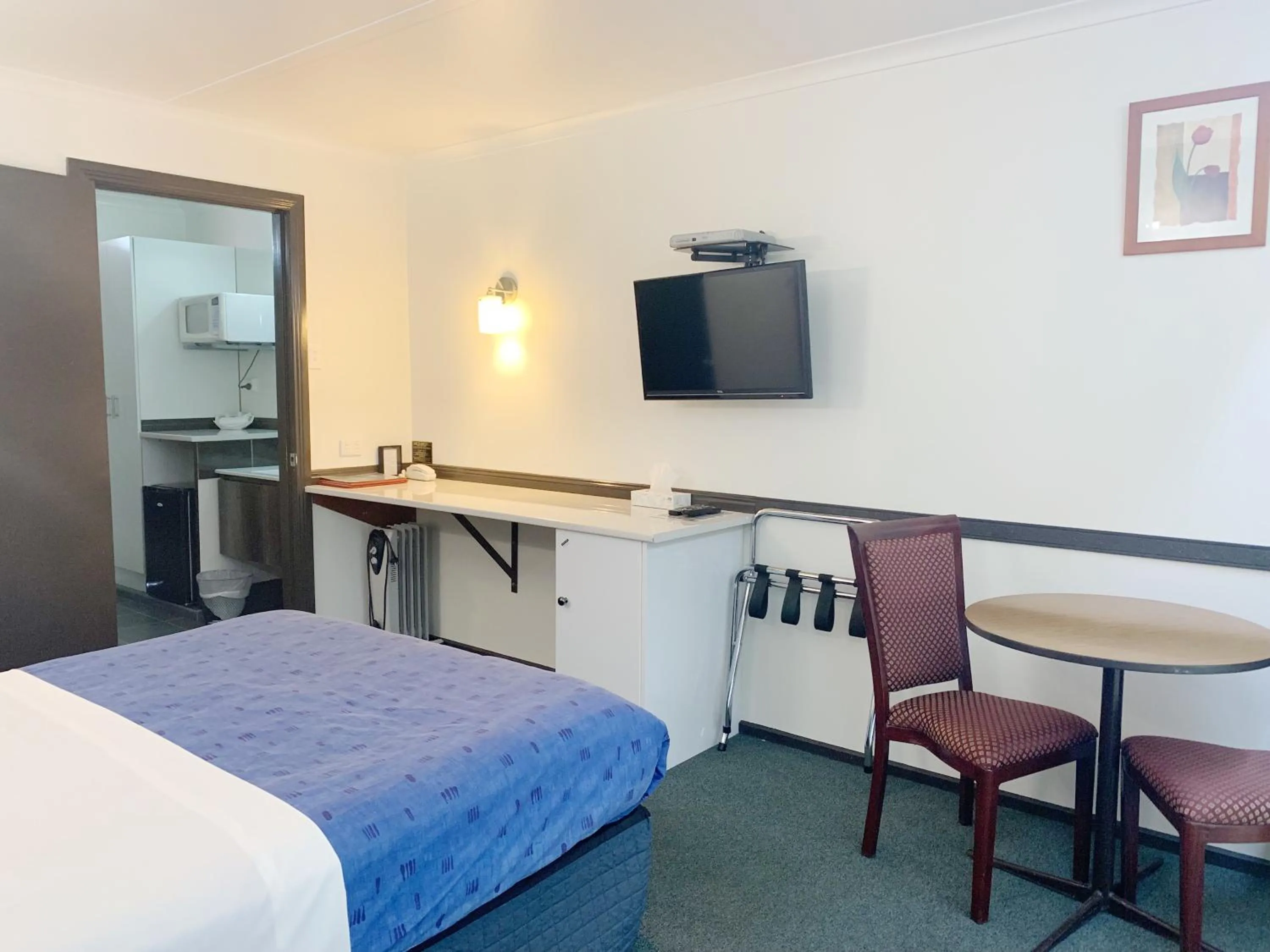 Bedroom, Bed in Statesman Motor Inn