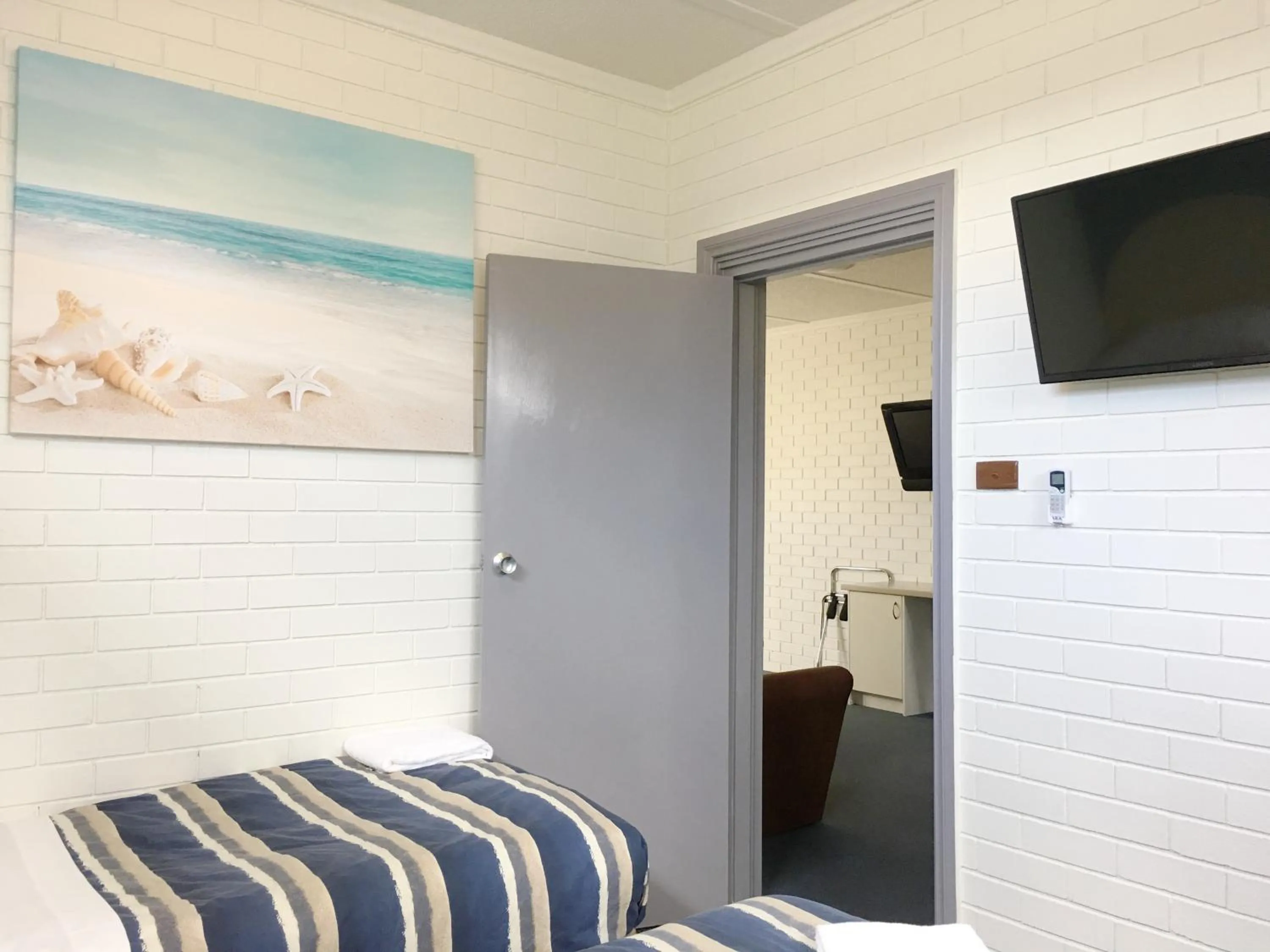 Bedroom, Bed in Statesman Motor Inn