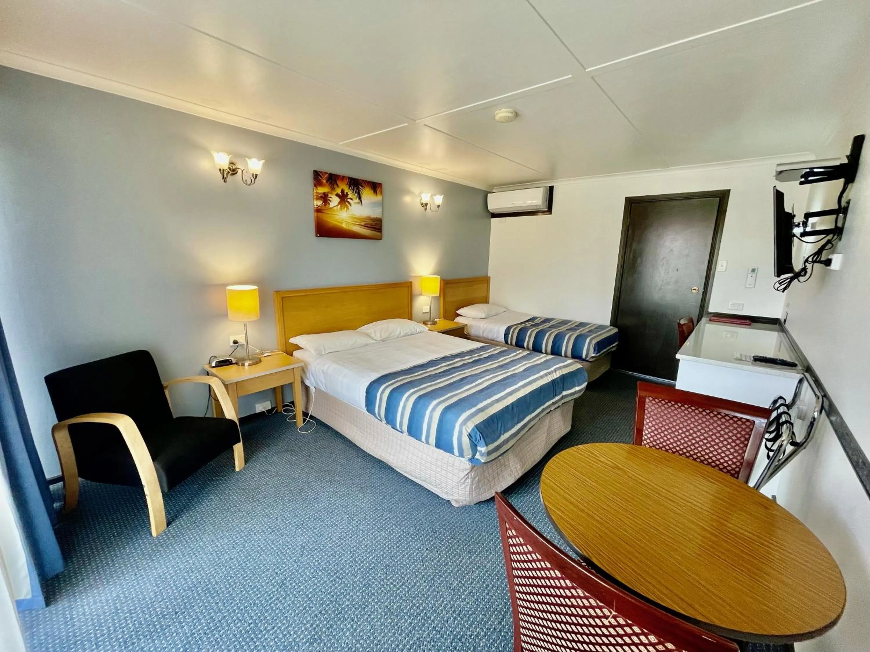 Bedroom, Bed in Statesman Motor Inn