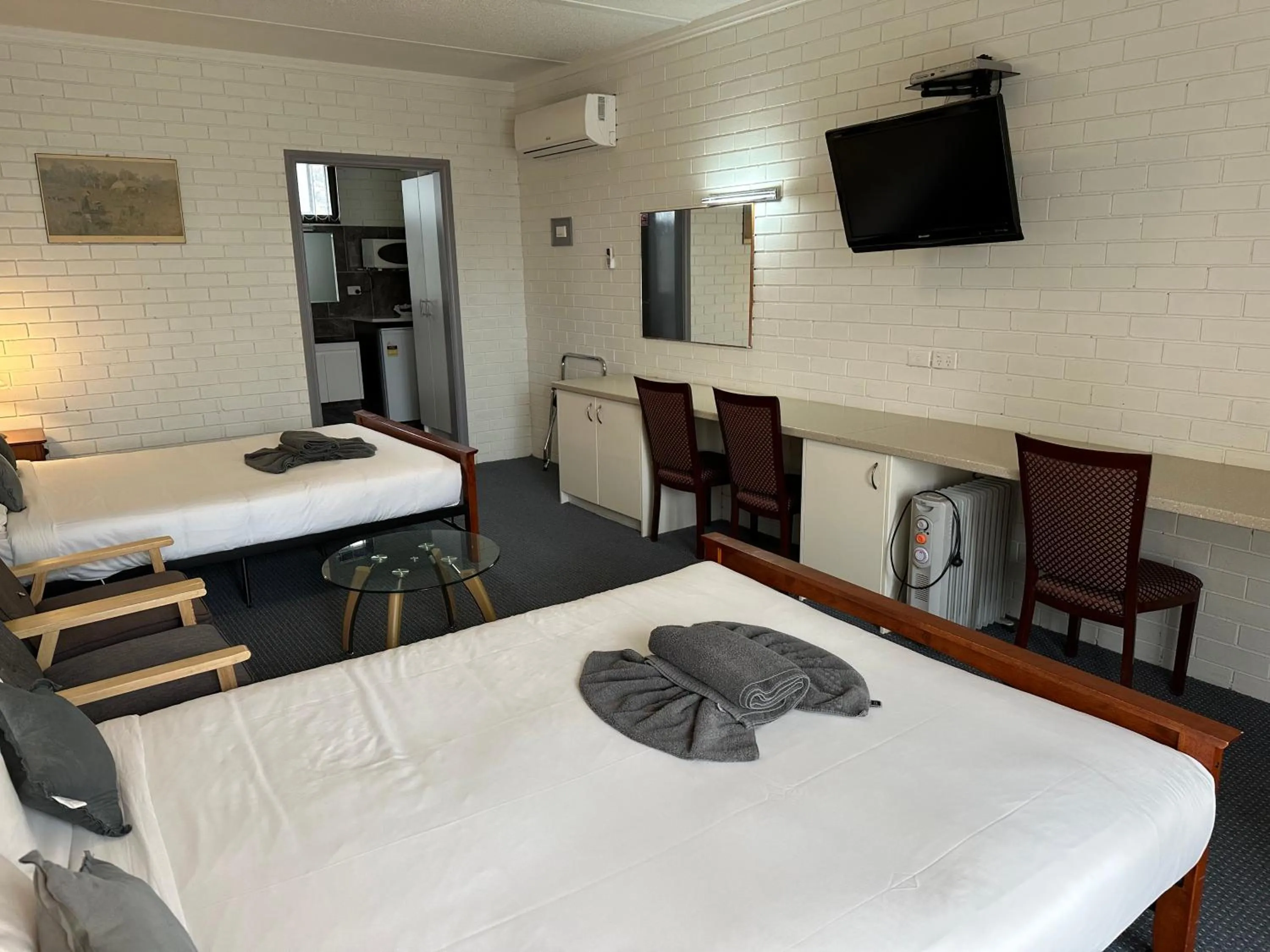 Bedroom, Bed in Statesman Motor Inn