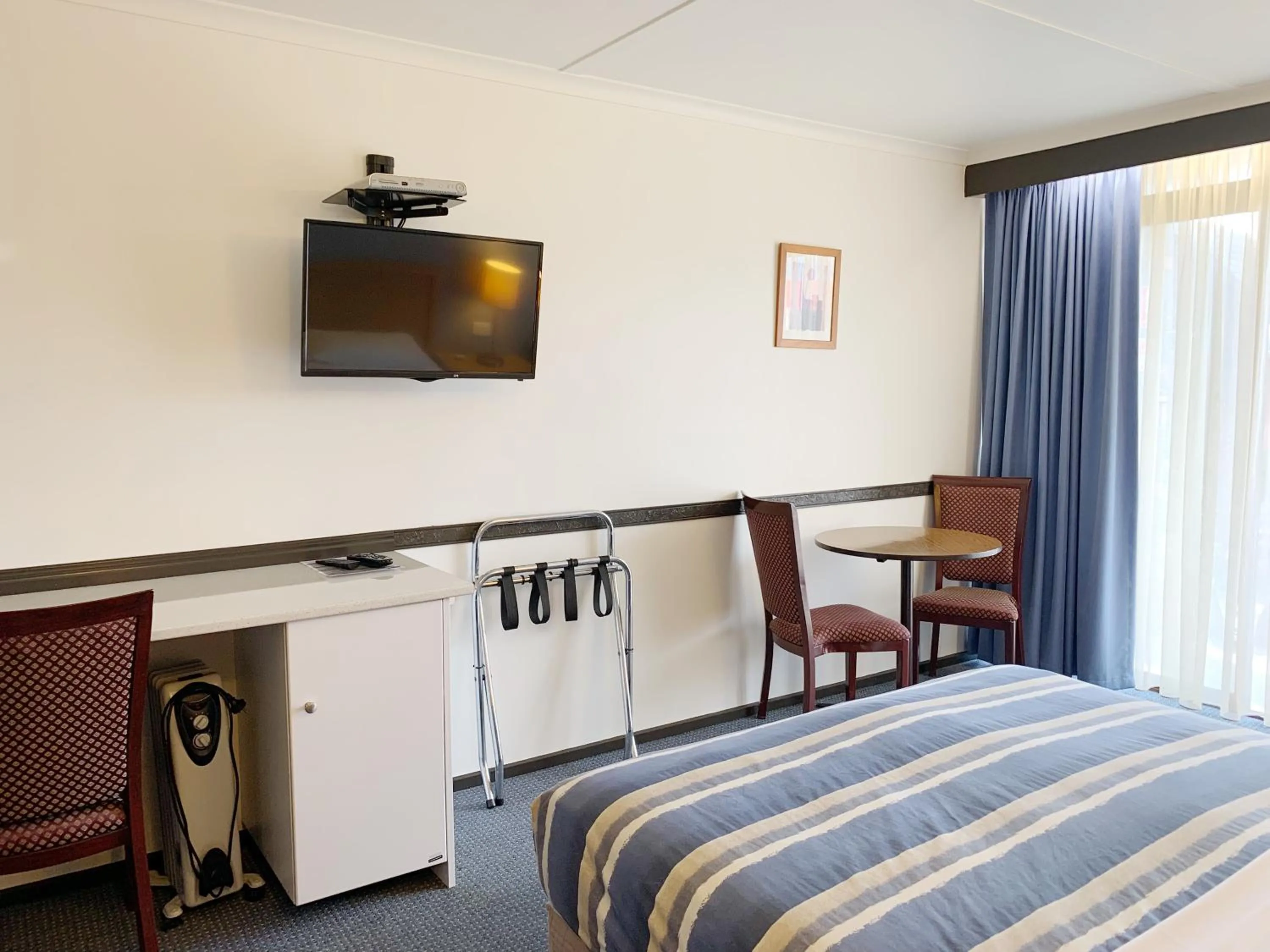 Bedroom, Bed in Statesman Motor Inn