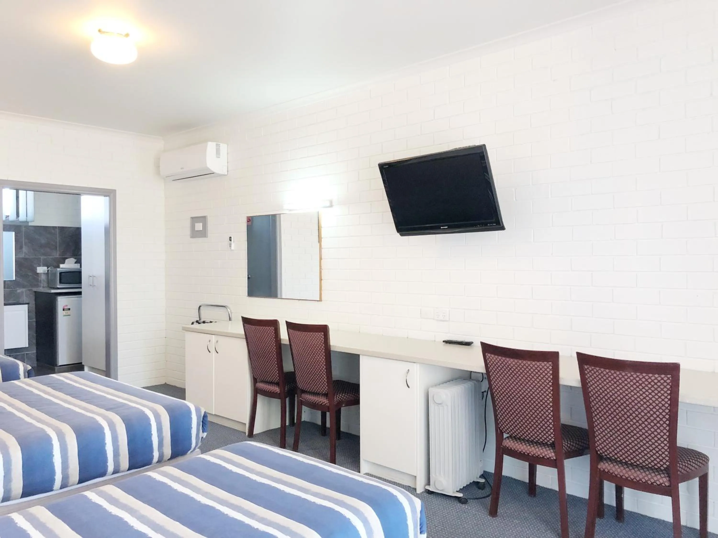 Bedroom, Bed in Statesman Motor Inn