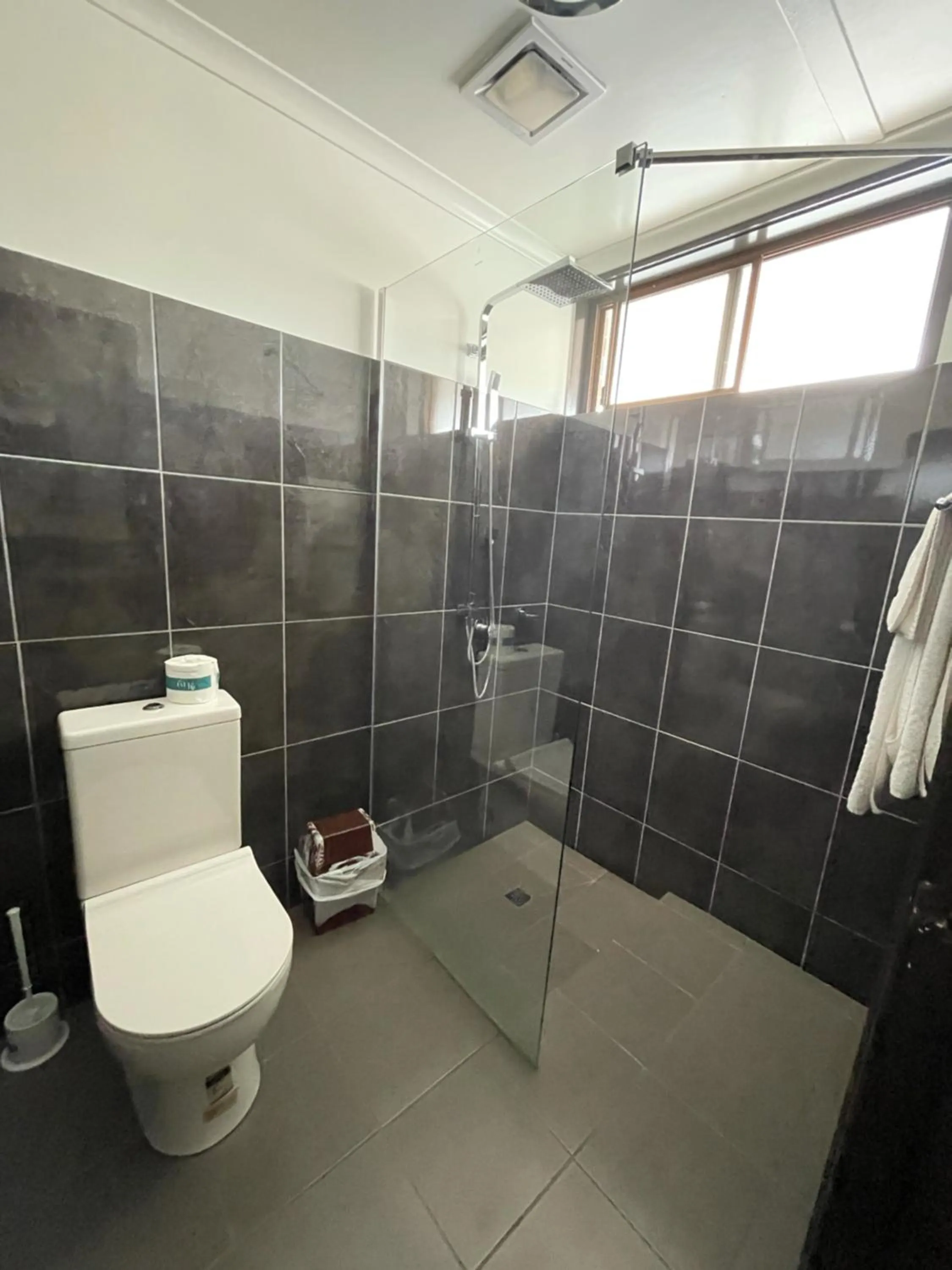 Bathroom in Statesman Motor Inn