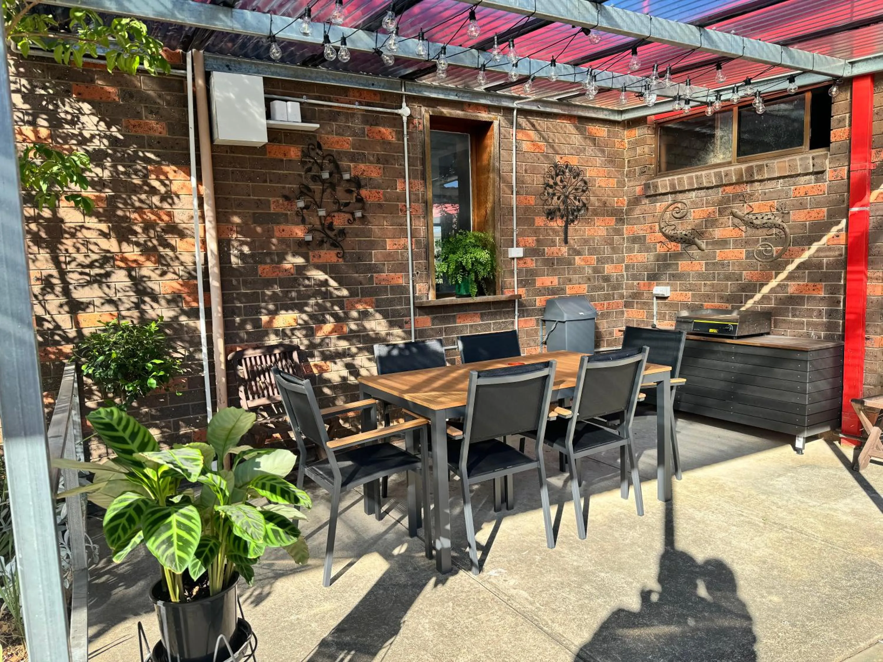 BBQ facilities in Statesman Motor Inn