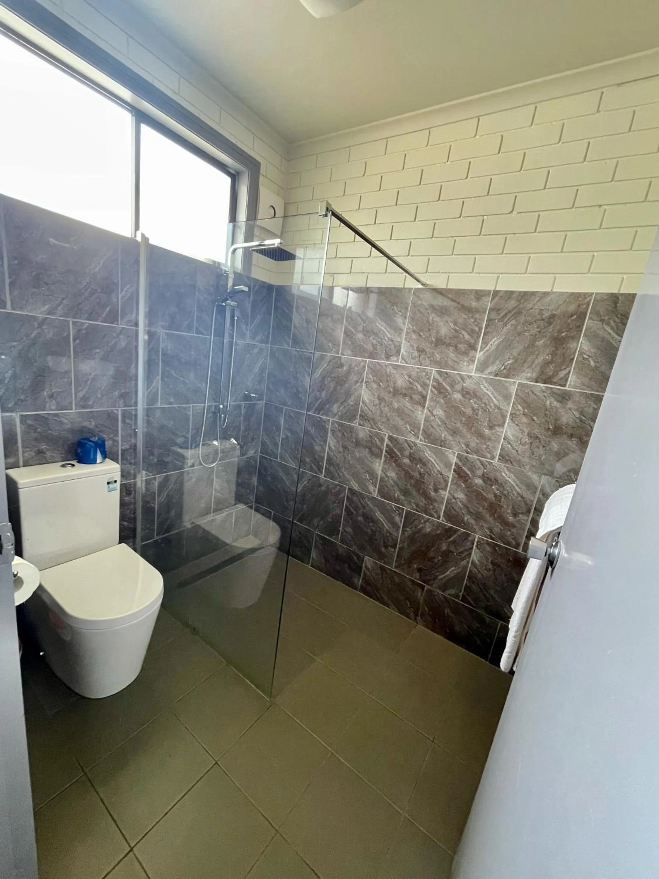 Bathroom in Statesman Motor Inn