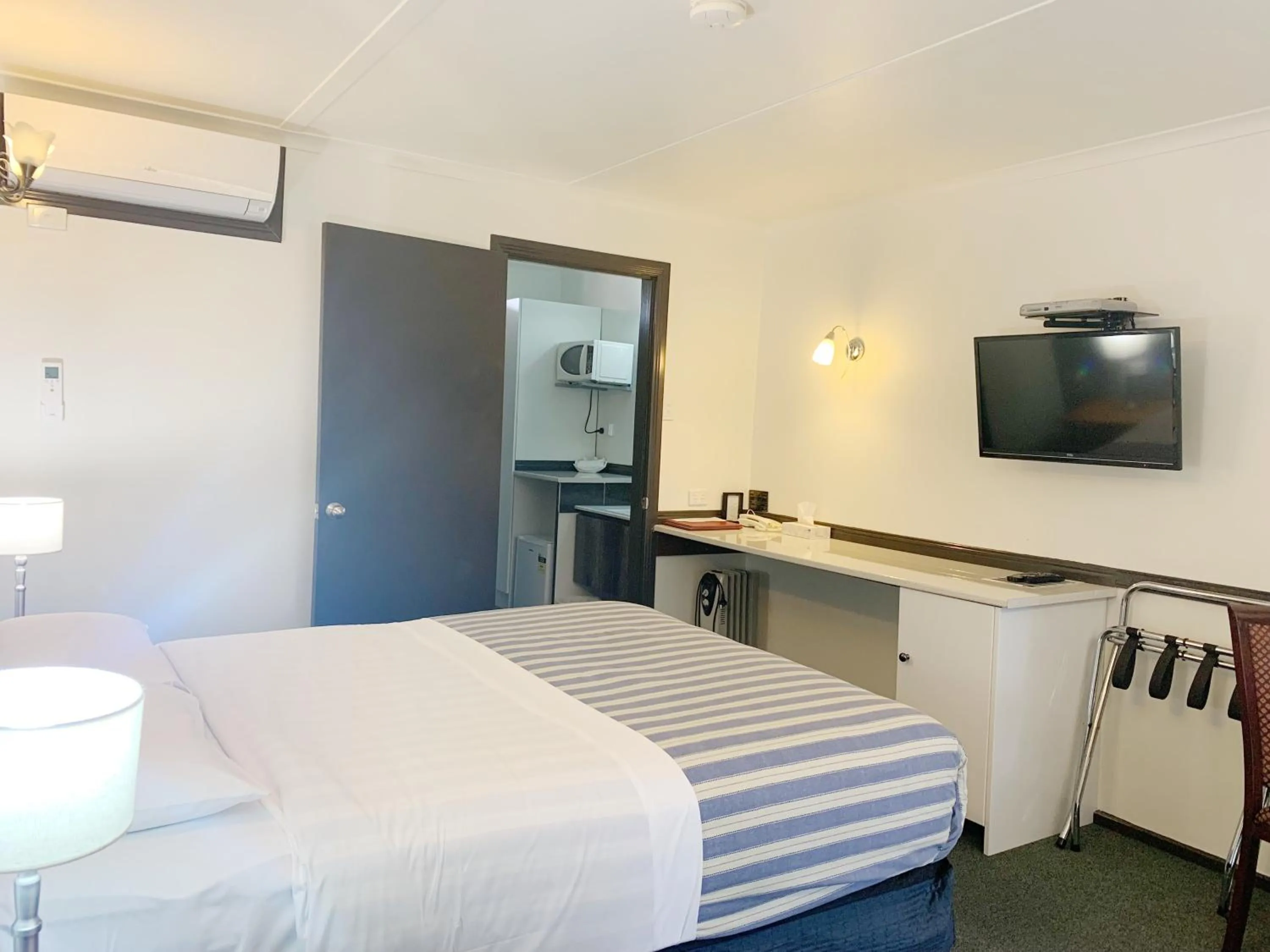 Bedroom, Bed in Statesman Motor Inn