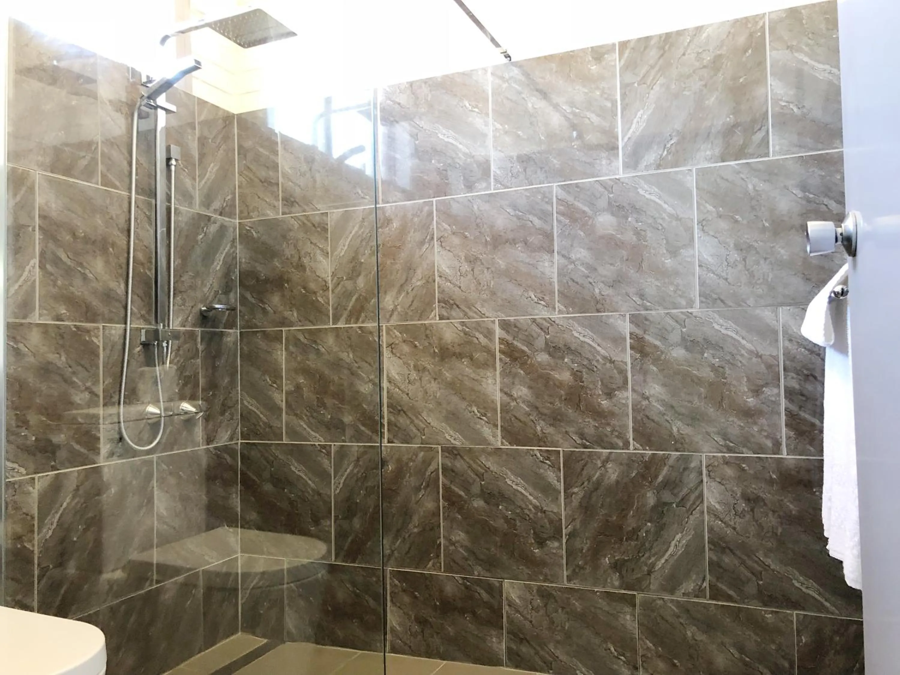 Bathroom in Statesman Motor Inn