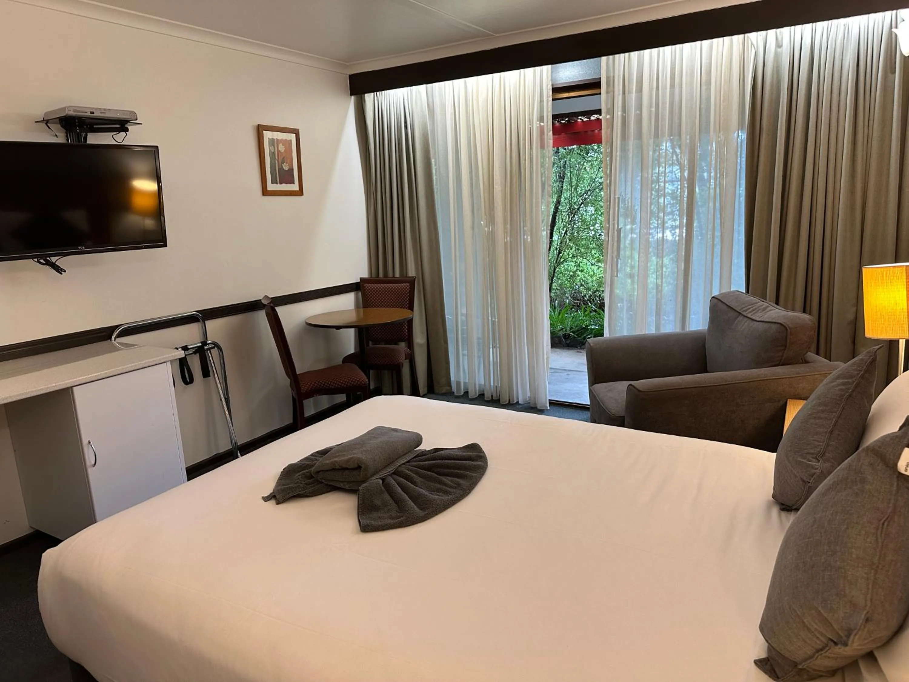 Bedroom, Bed in Statesman Motor Inn