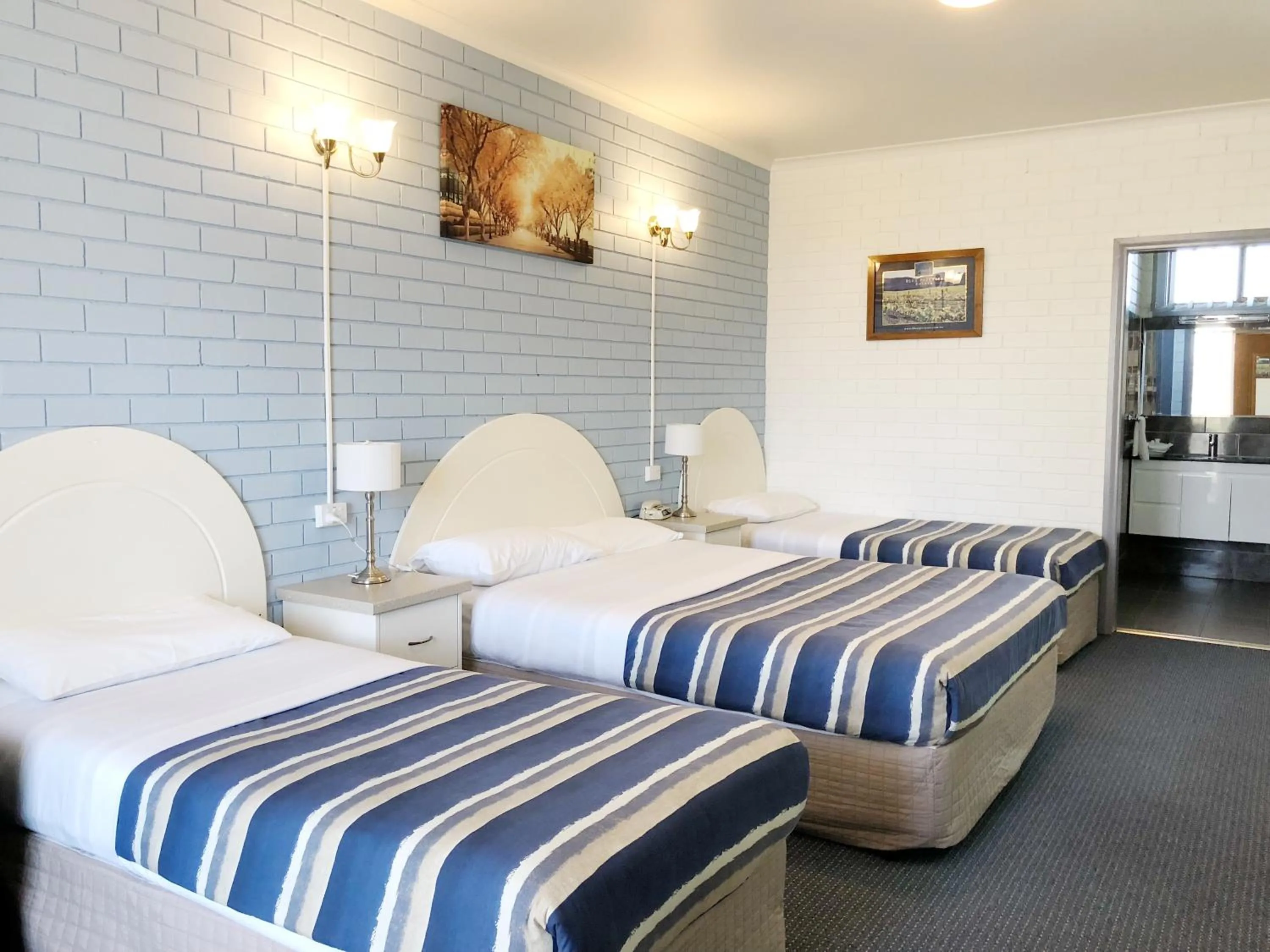 Bedroom, Bed in Statesman Motor Inn