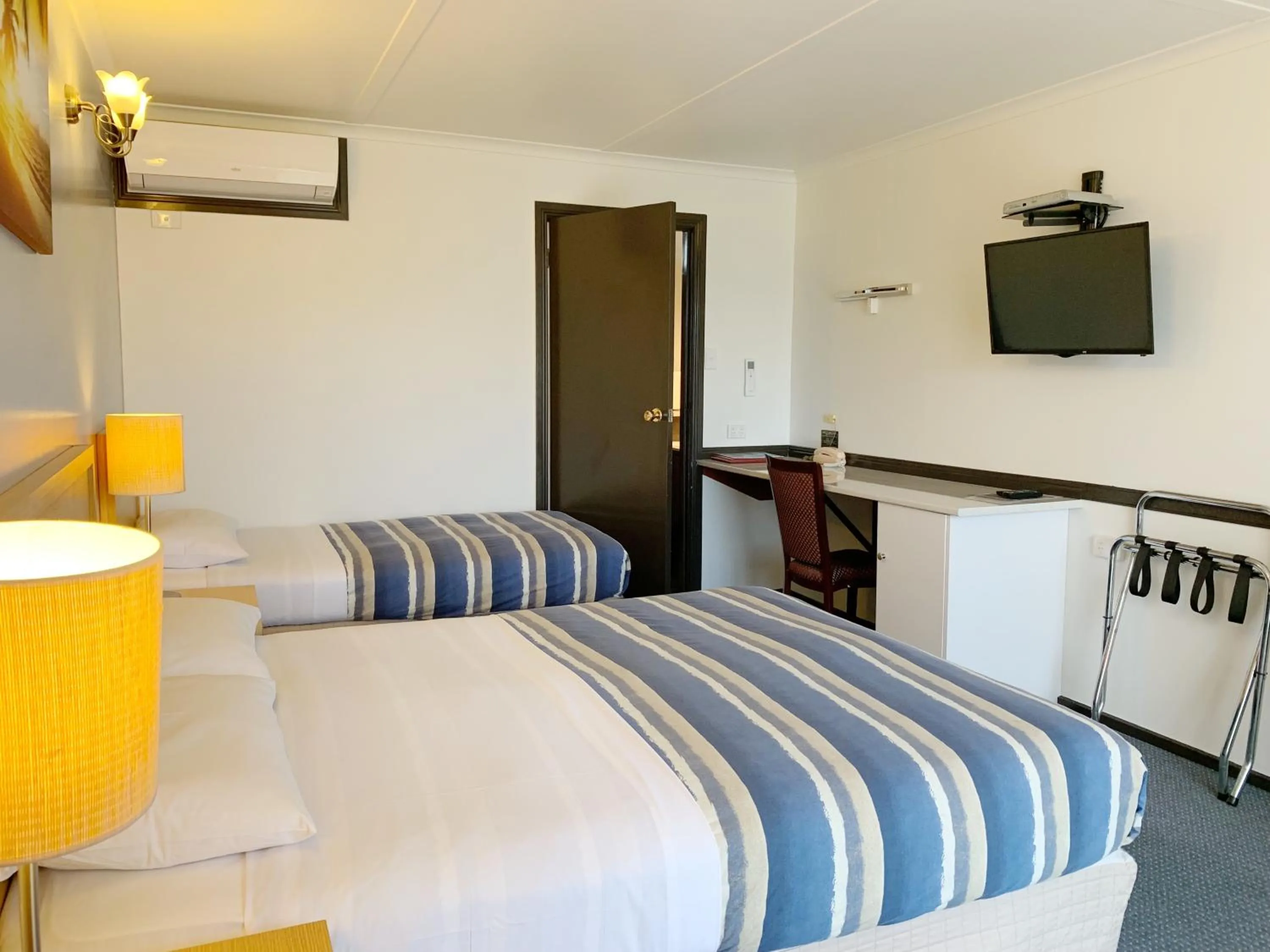 Bedroom, Bed in Statesman Motor Inn