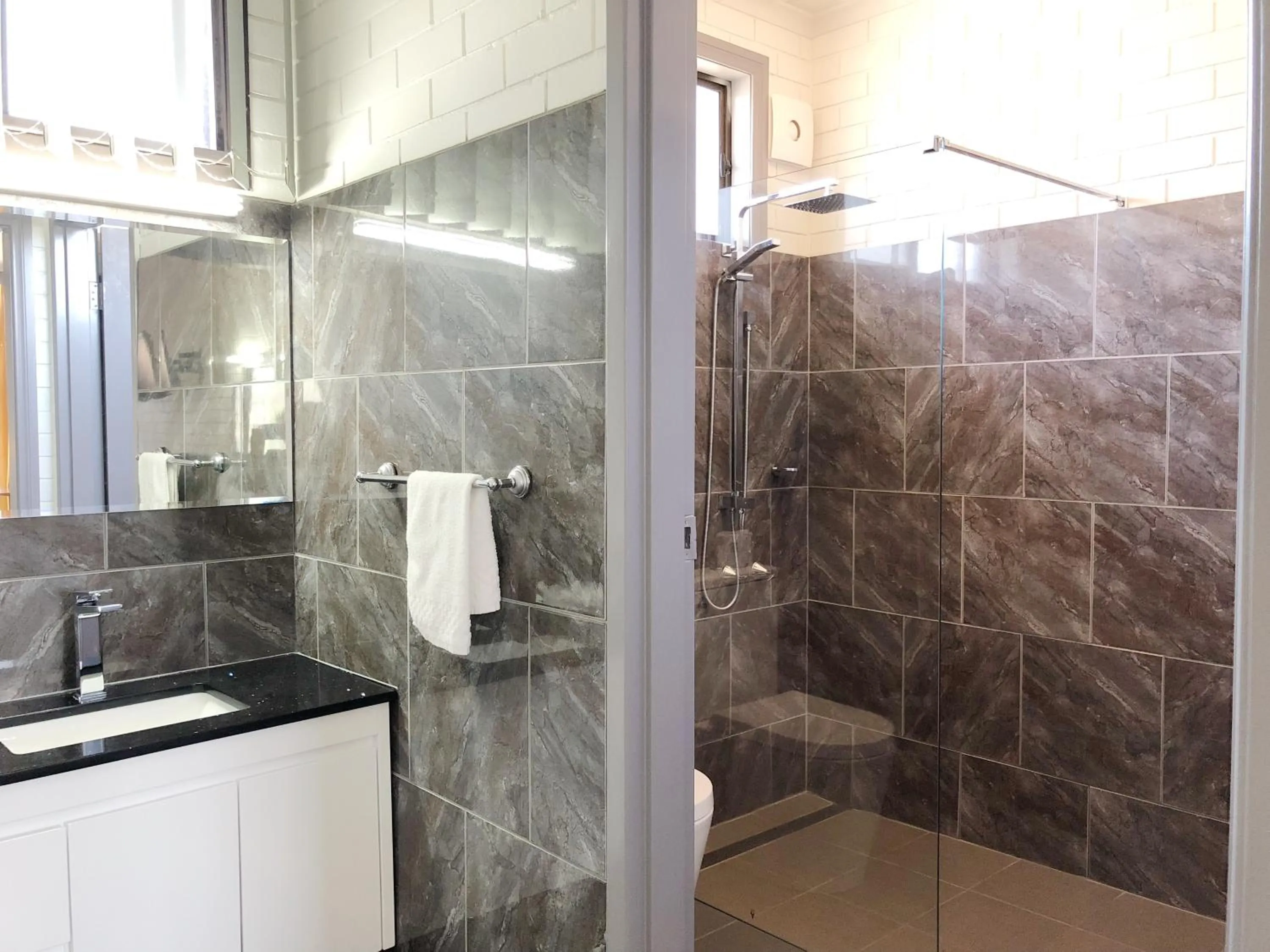 Bathroom in Statesman Motor Inn