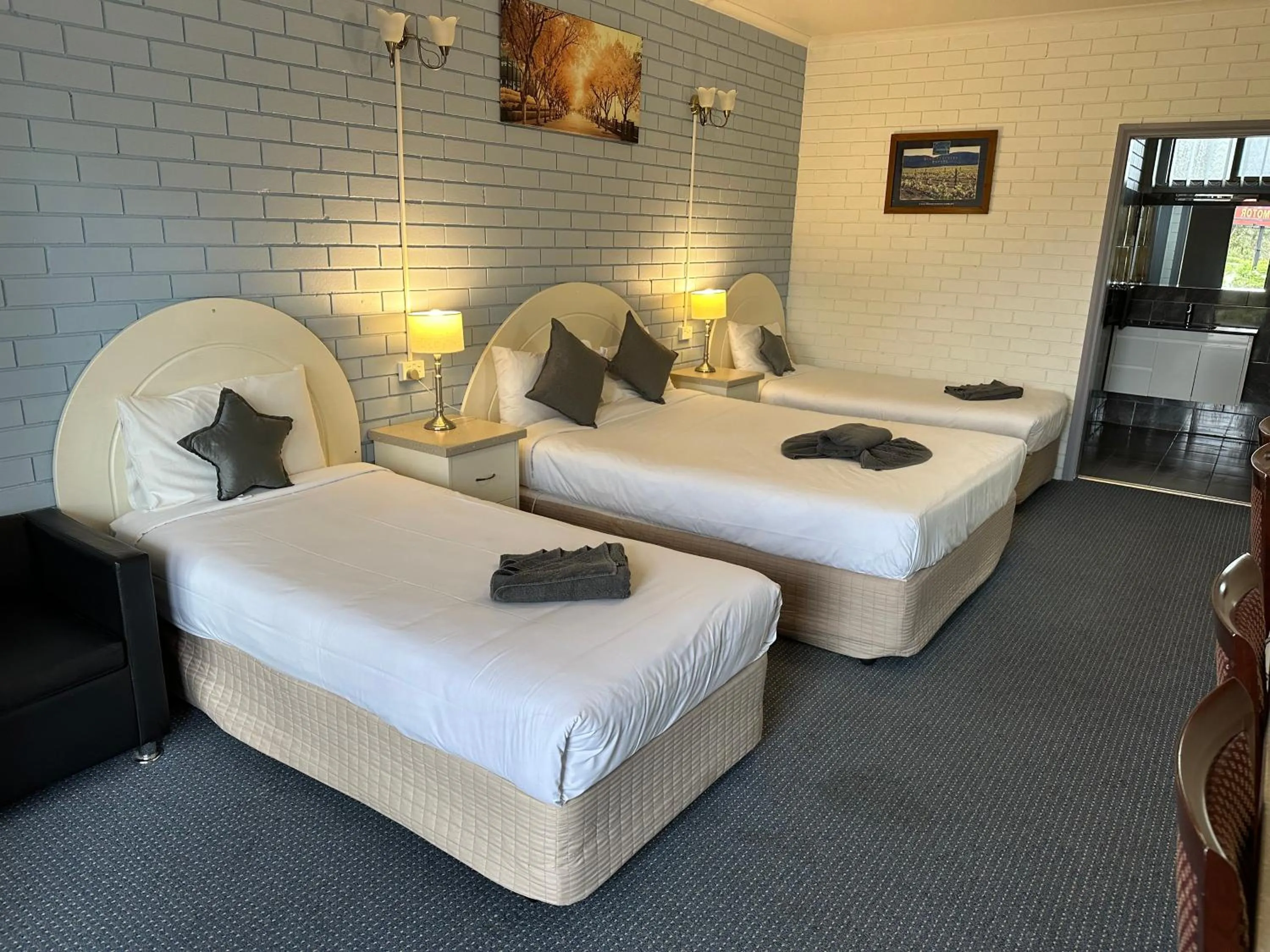 Bedroom, Bed in Statesman Motor Inn