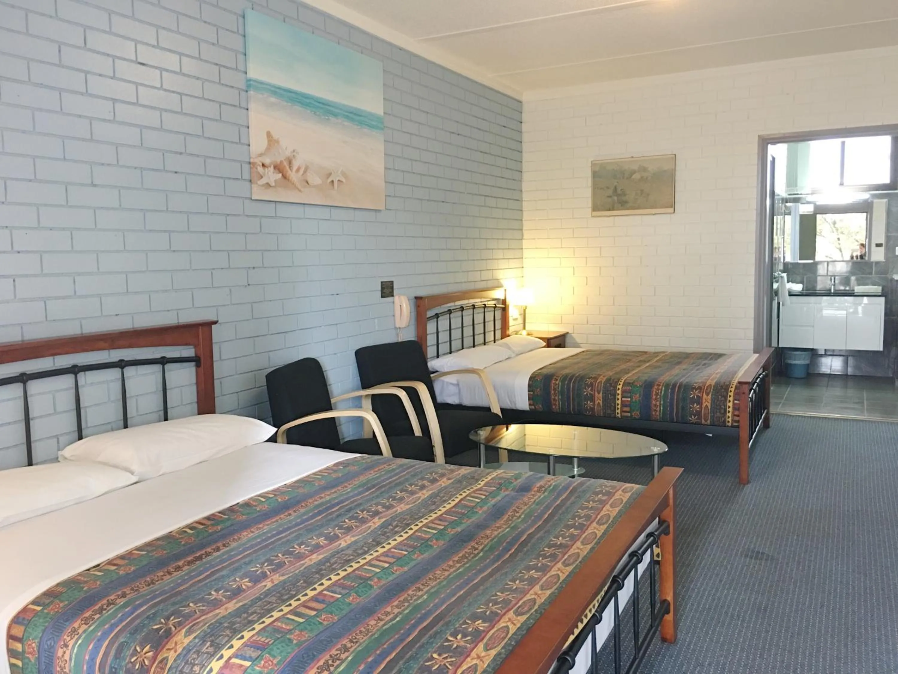 Bedroom, Bed in Statesman Motor Inn