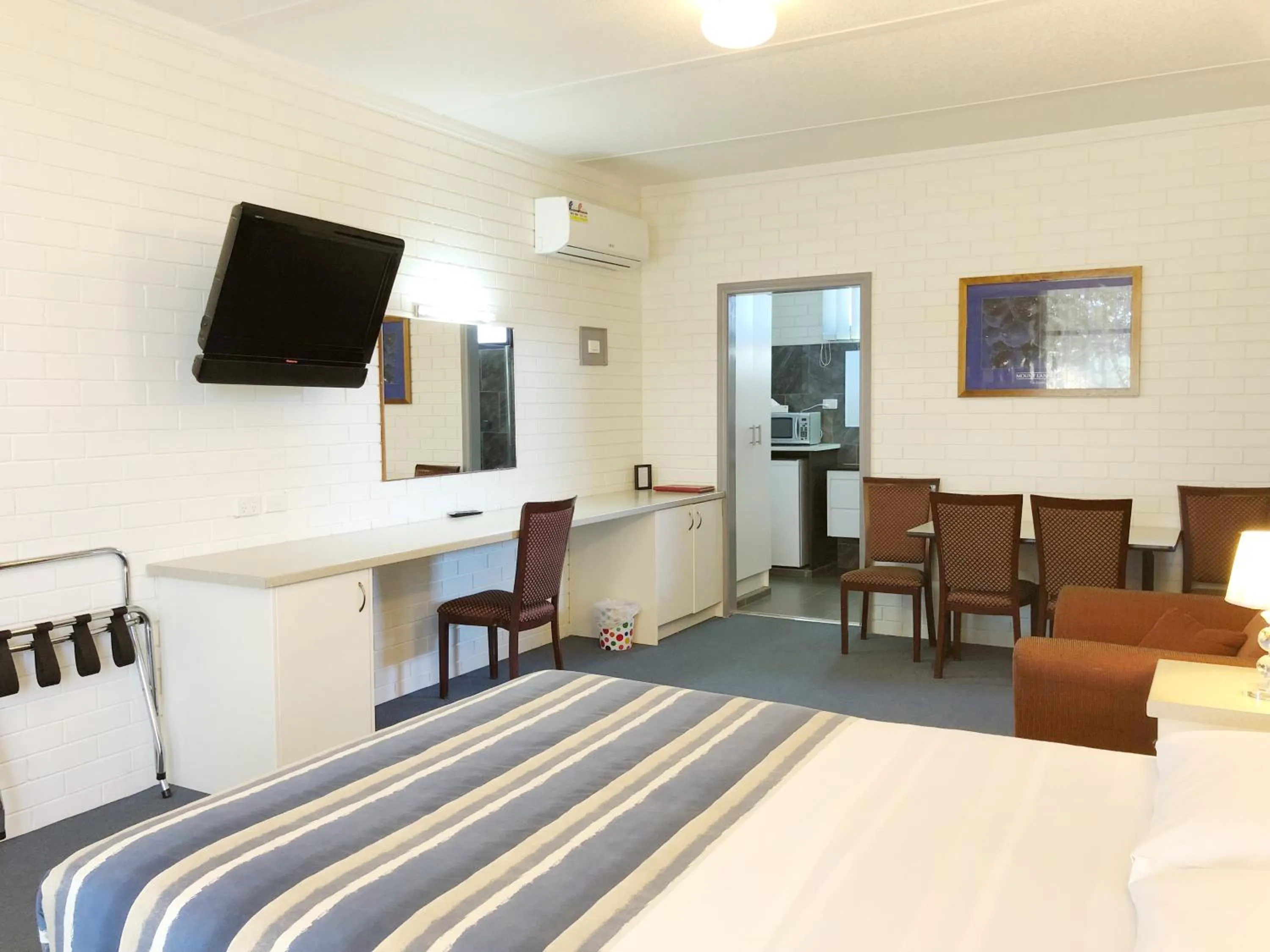 Bedroom, Bed in Statesman Motor Inn