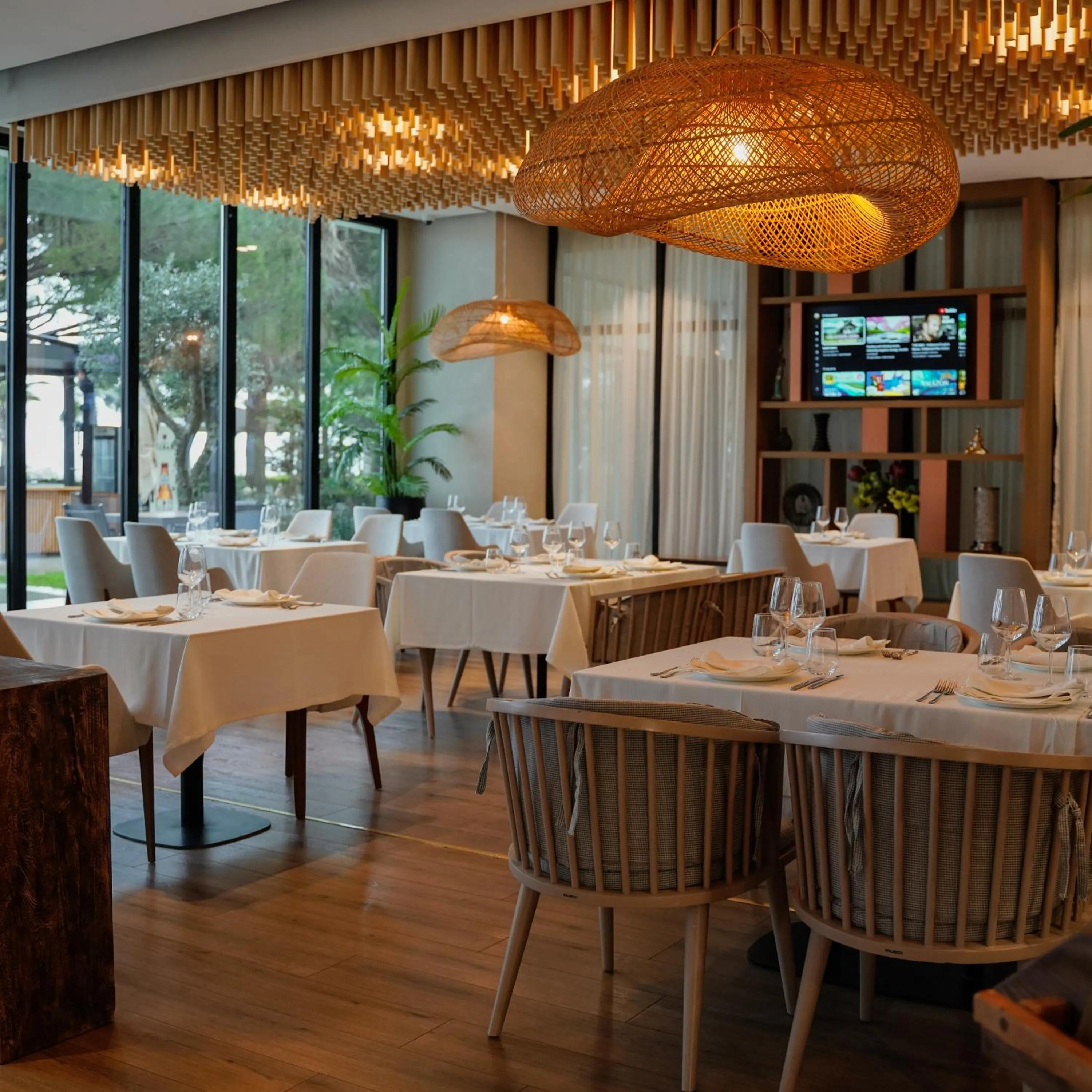 Restaurant/places to eat in Supreme Hotel