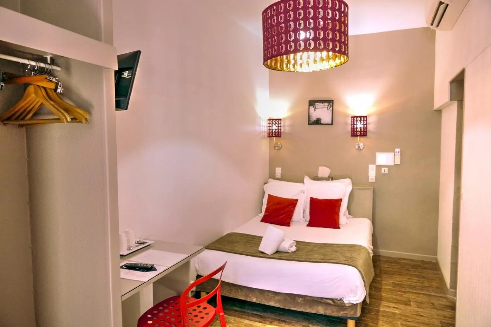 Bed in Hôtel Les Corps Saints