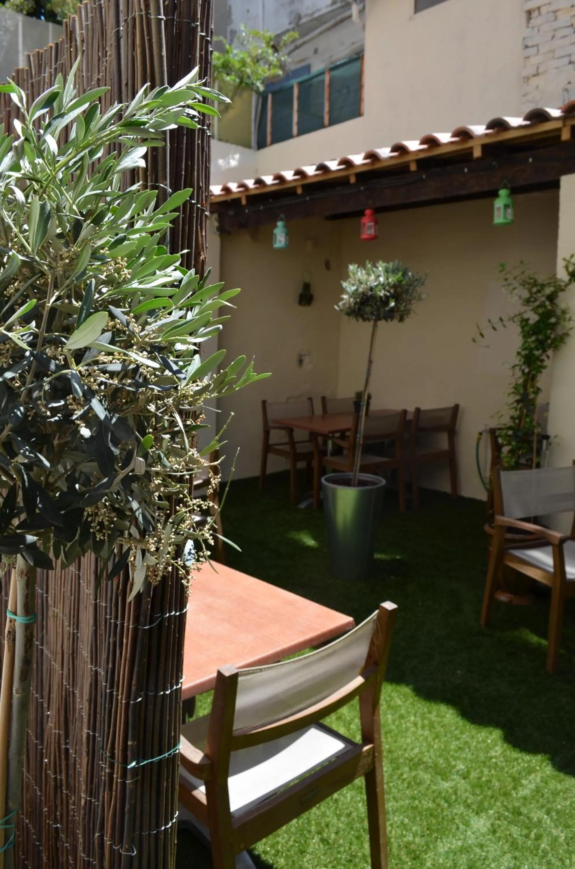 Patio in Hôtel Les Corps Saints