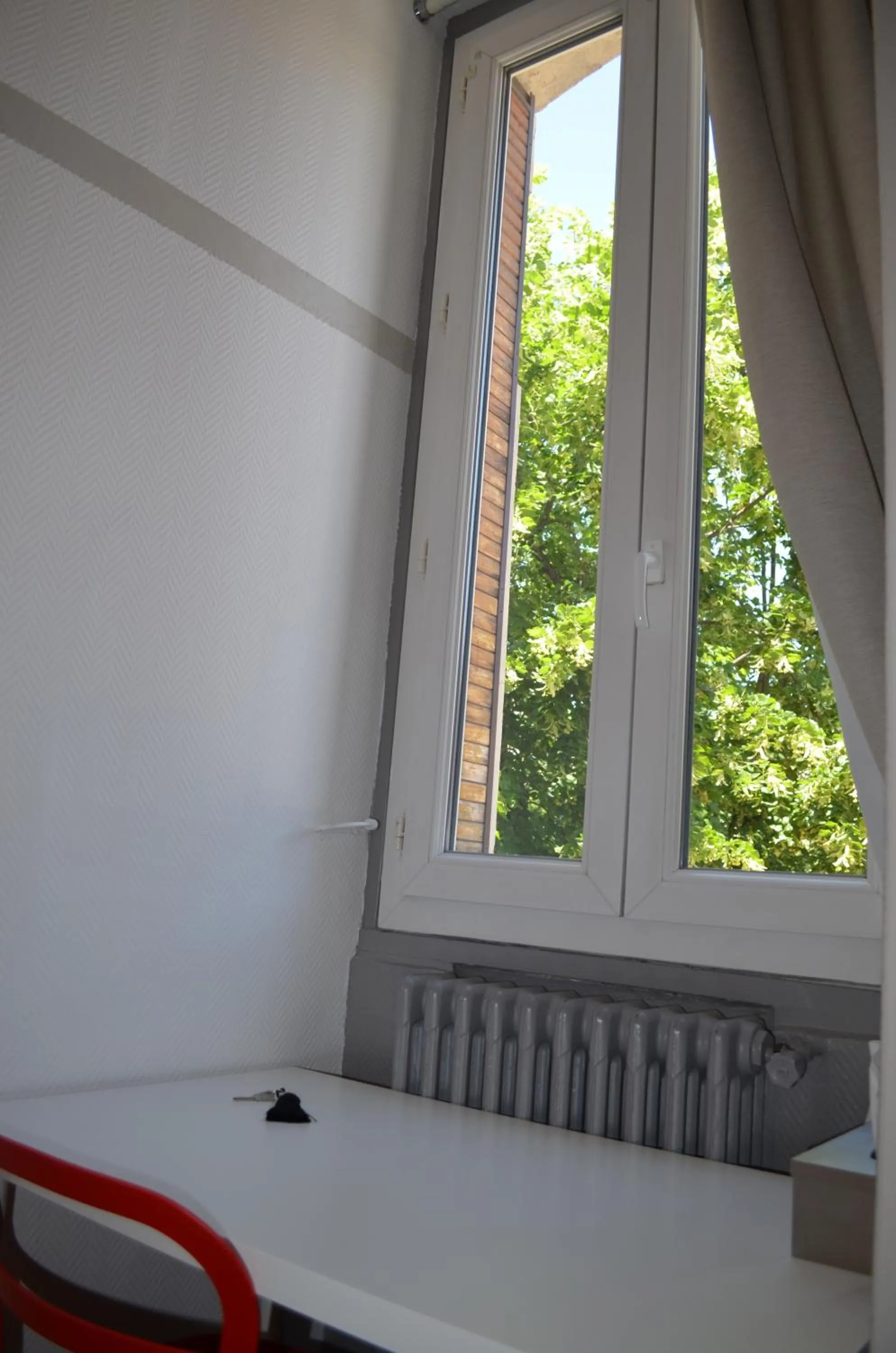 Garden view in Hôtel Les Corps Saints