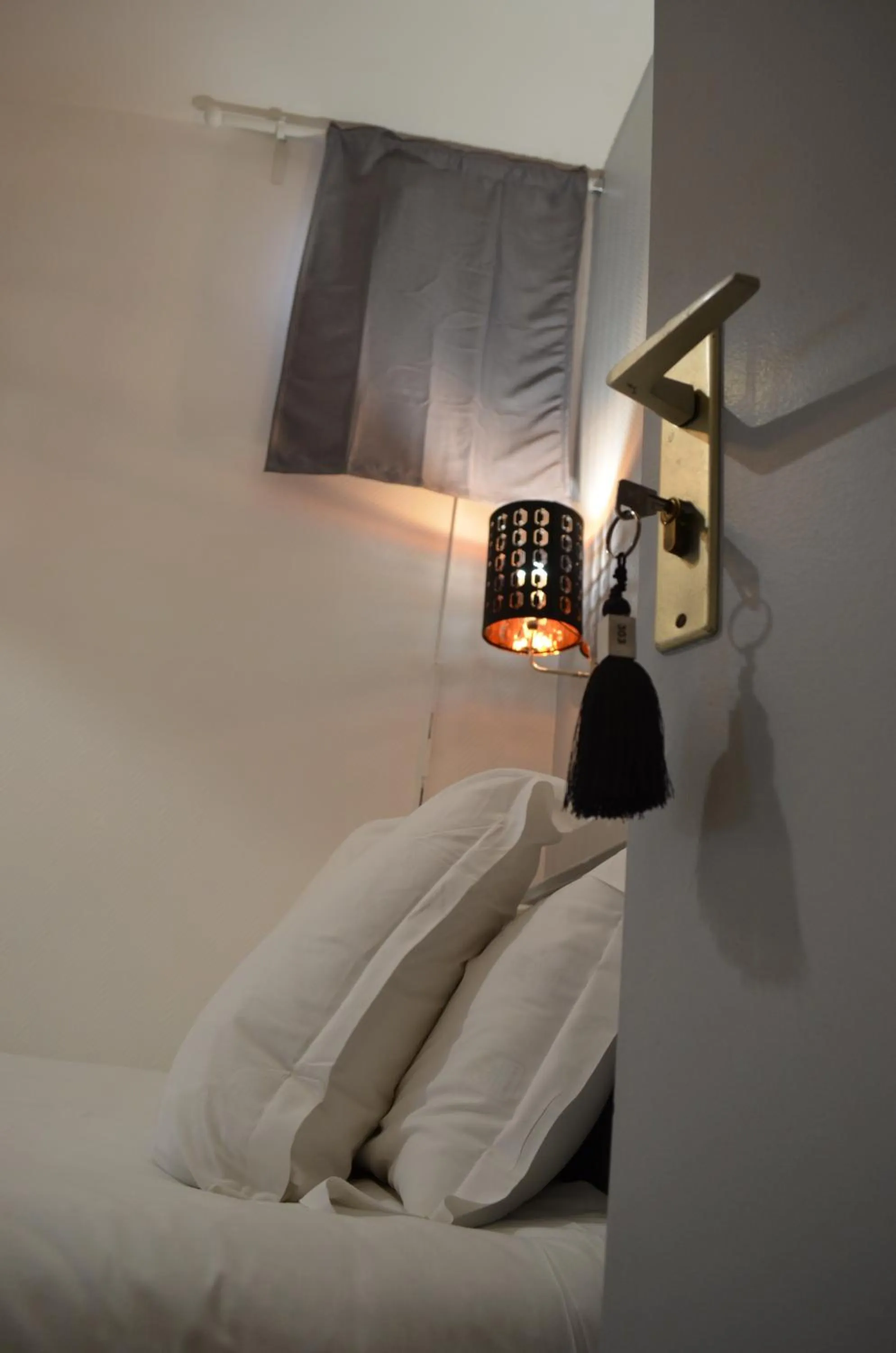 Decorative detail, Bed in Hôtel Les Corps Saints